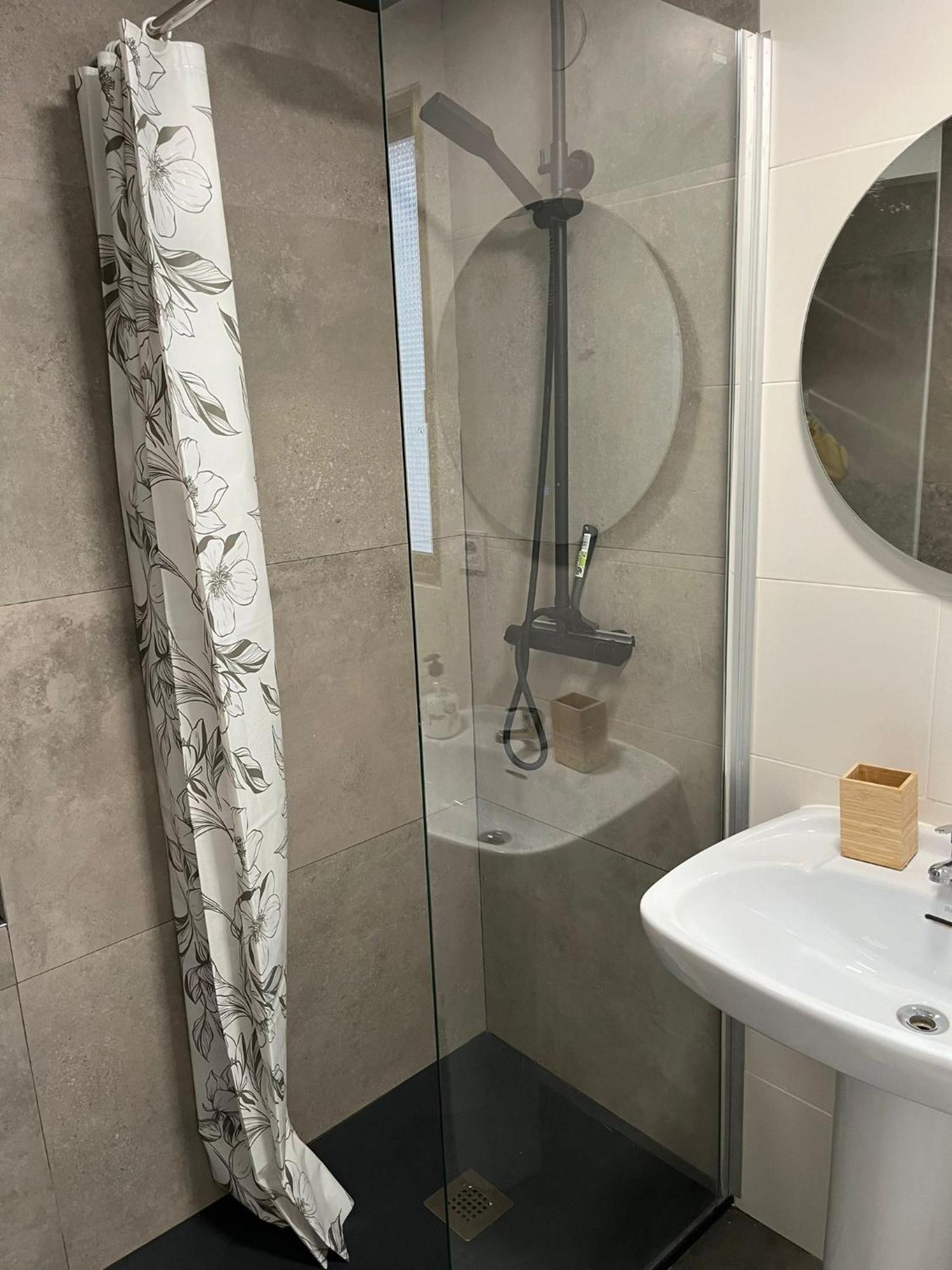 Centrally-located, Spacious Flat At Historic Centre & Short Walk To