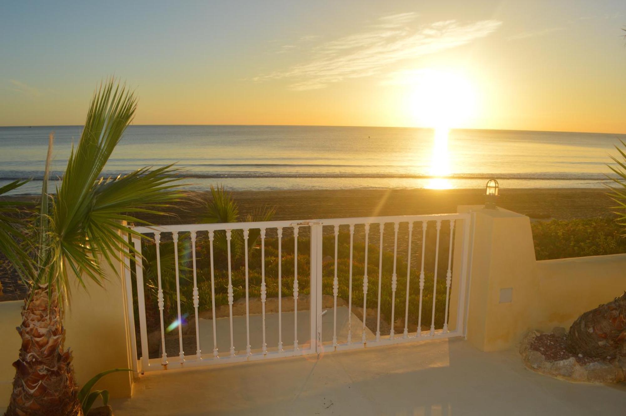 Maravilloso Amanecer Cabo A Pie De Playa Y Mar En Roquetes
