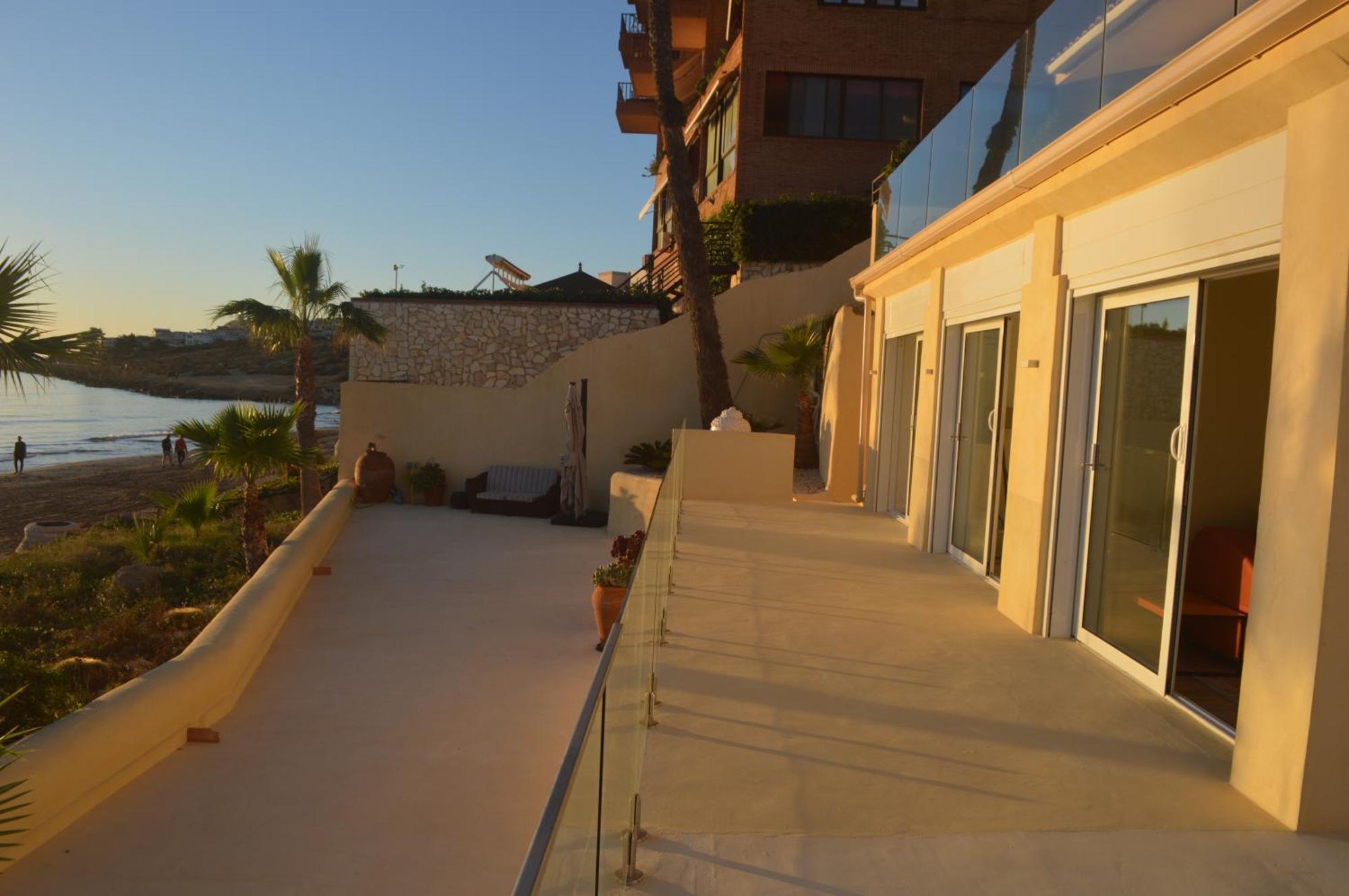 Excepcional Amanecer Al Borde De Playa Y Mar, En Roquetes Alicante
