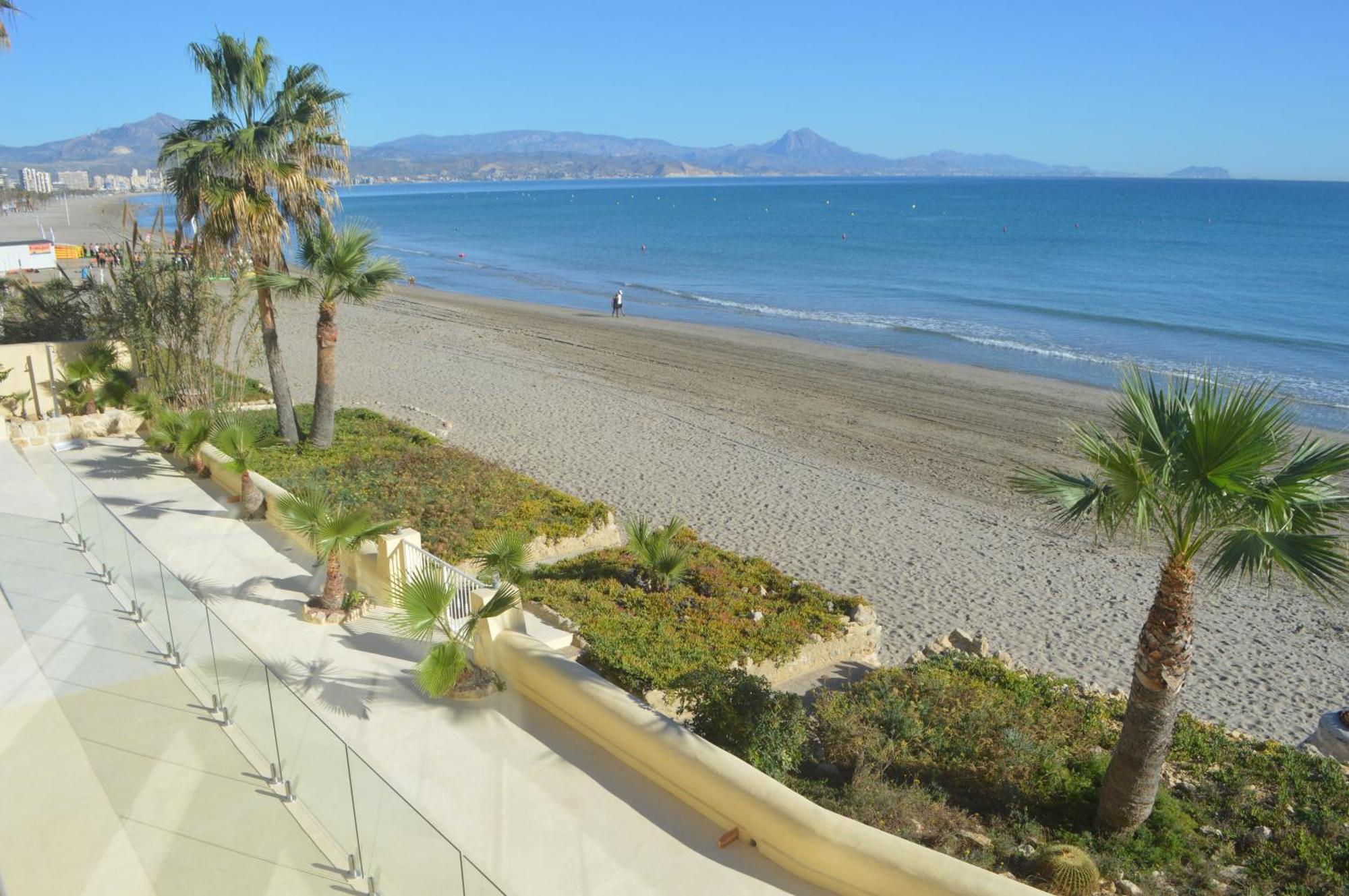 Excepcional Amanecer Al Borde De Playa Y Mar, En Roquetes Apartamento *