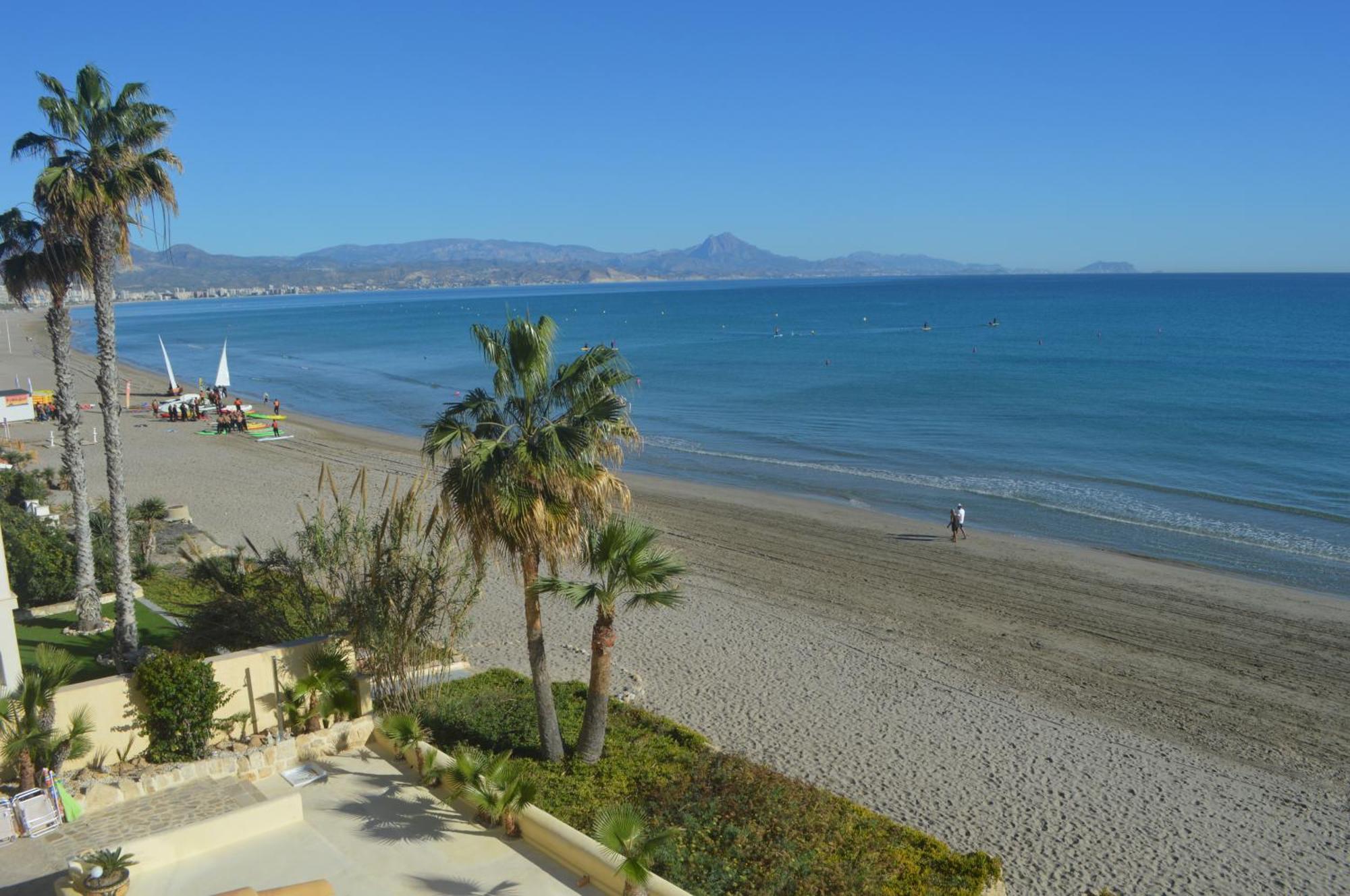 Apartamento Excepcional Amanecer Al Borde De Playa Y Mar, En Roquetes *