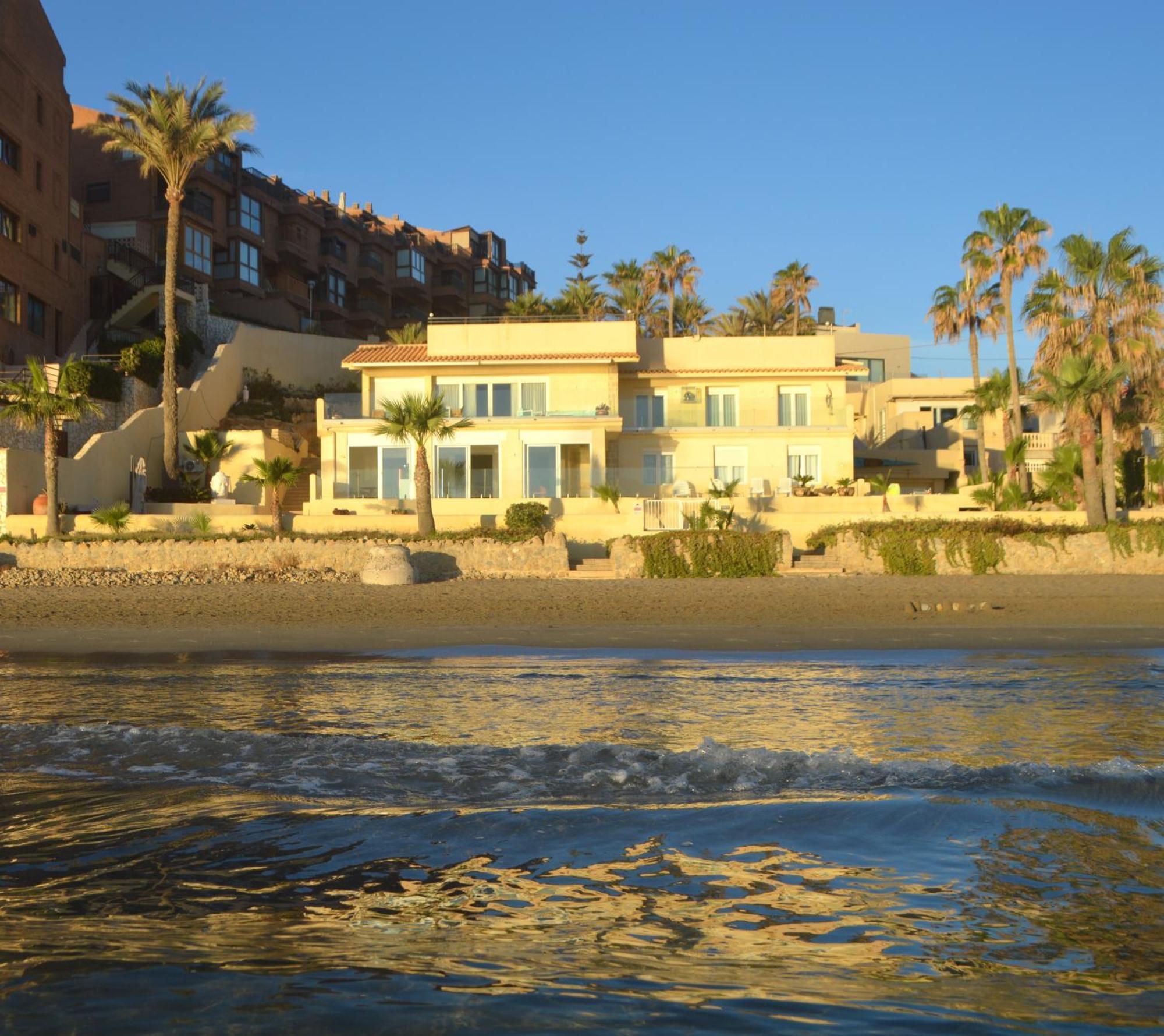 Excepcional Amanecer Al Borde De Playa Y Mar, En Roquetes Apartamento
