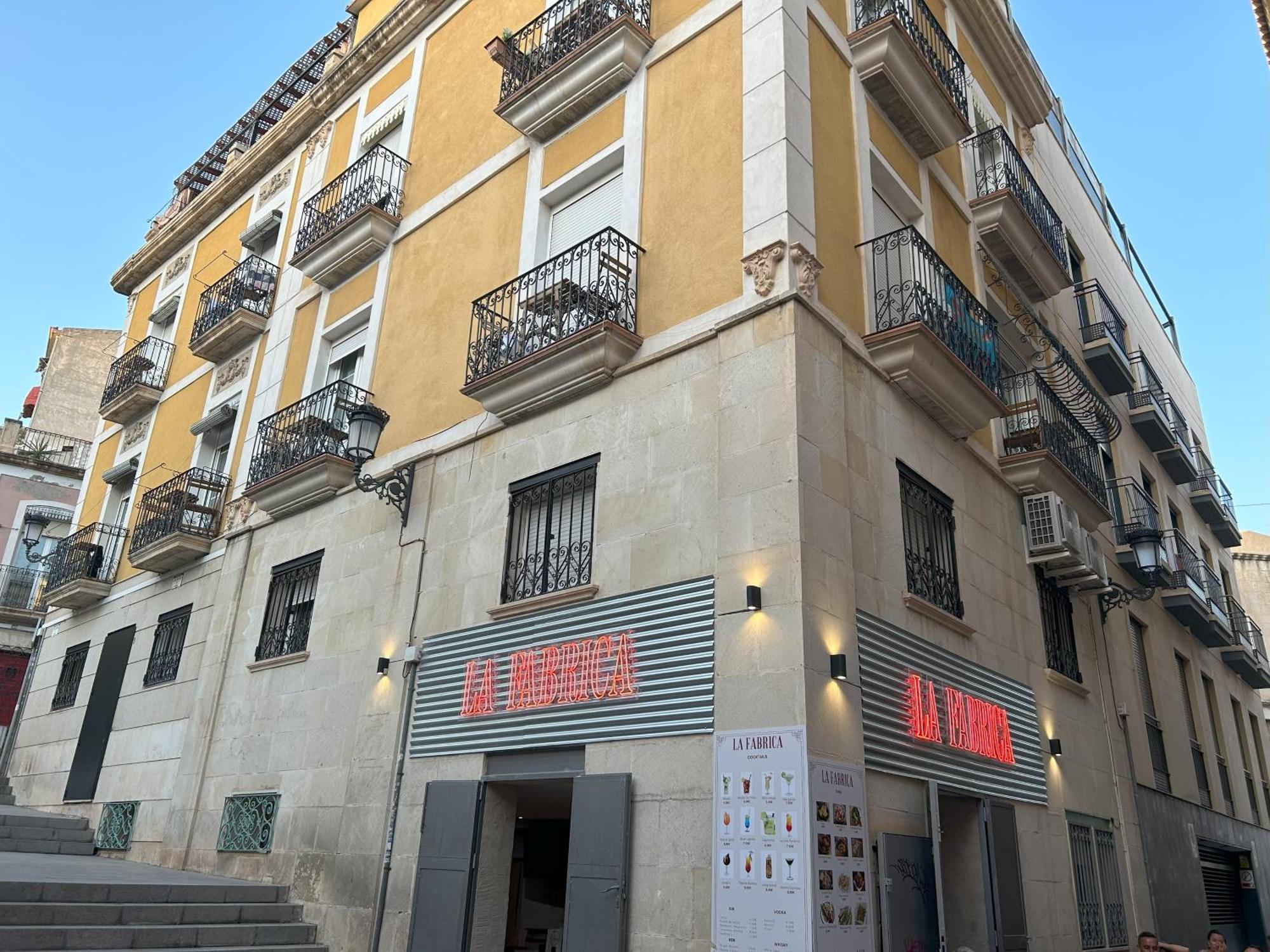 Edificio Amarillo En El Barrio * Alicante