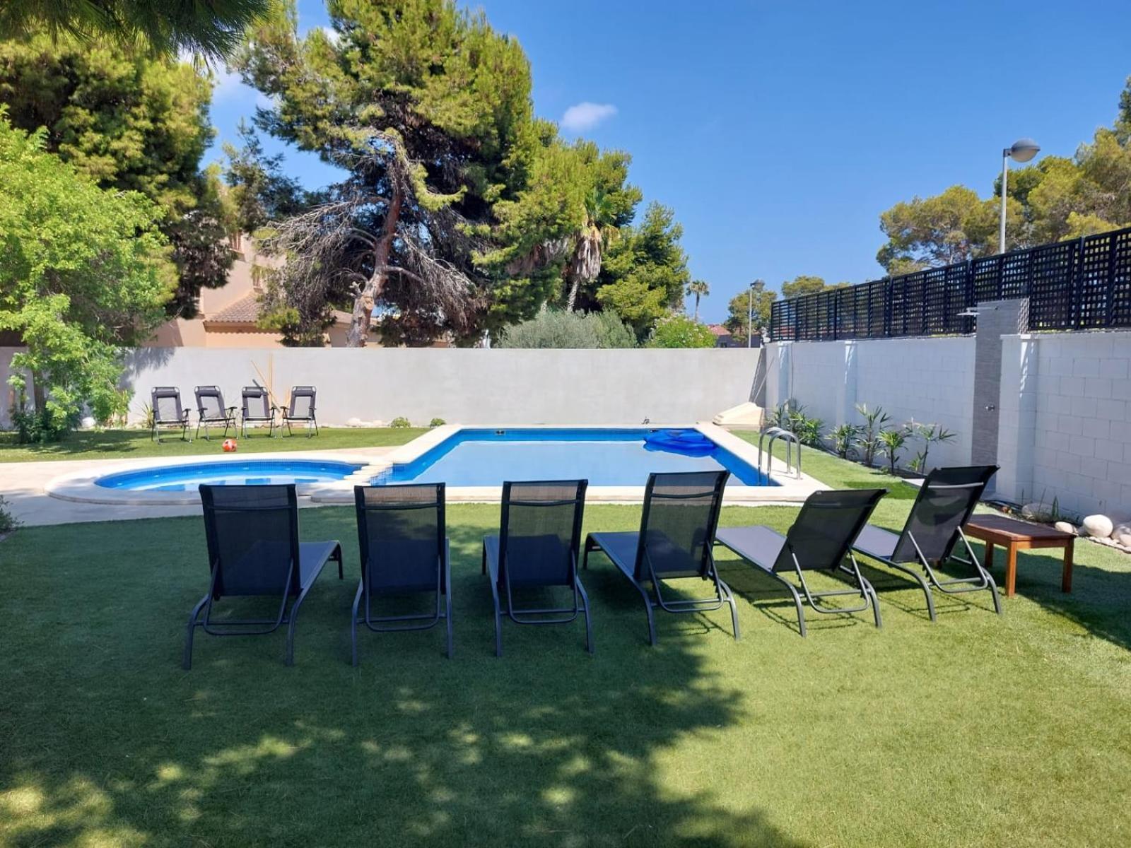 Acogedora En Con Piscina Y Barbacoa