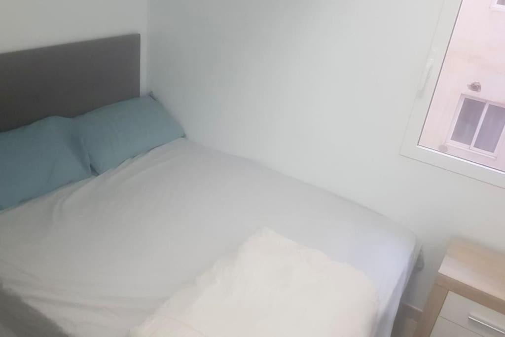 Three Private Bedrooms With Private Bathroom In Spacious In Alicante, Shared Kitchen And Living Room, The Host Lives In The Appartement *