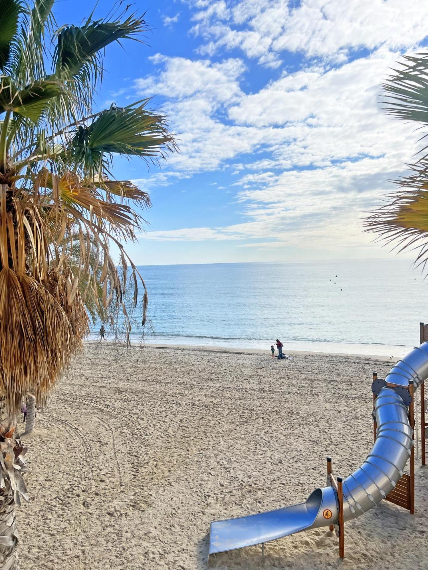 A 100m De La Playa. 2 Hab. A/c *