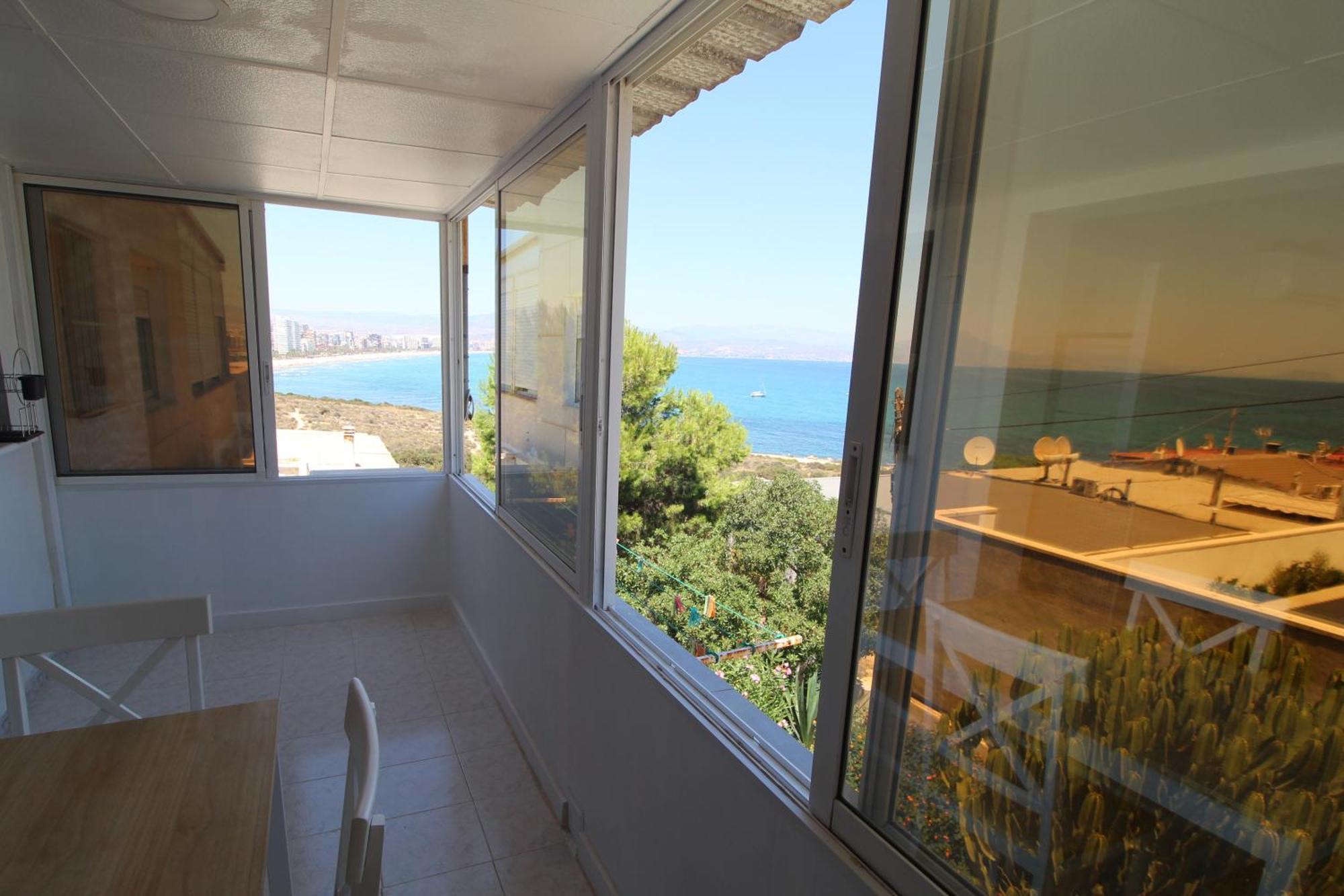 Coastal Retreat: Cabo De Las Huertas Beachfront Apartamento