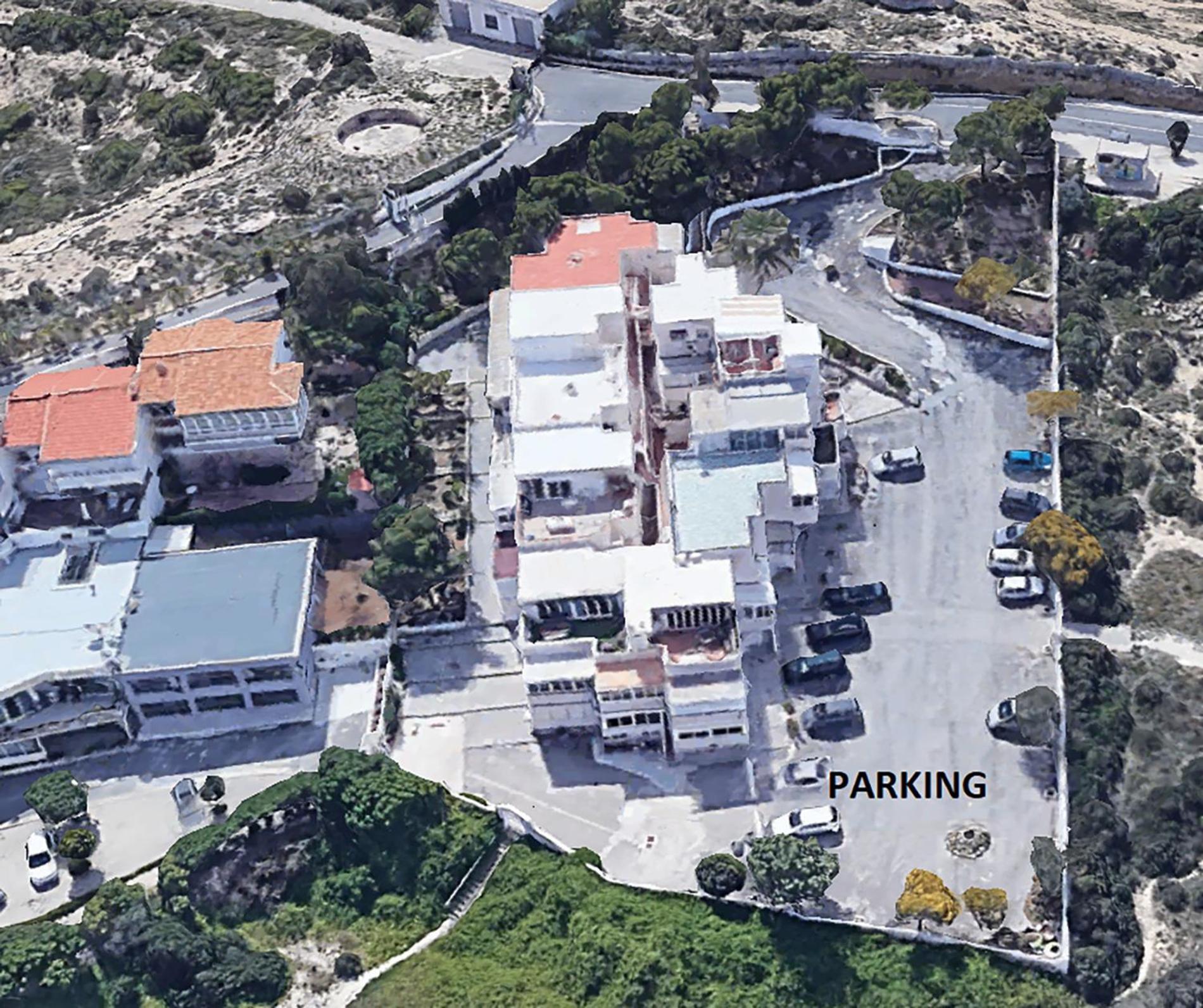 Coastal Retreat: Cabo De Las Huertas Beachfront Apartamento