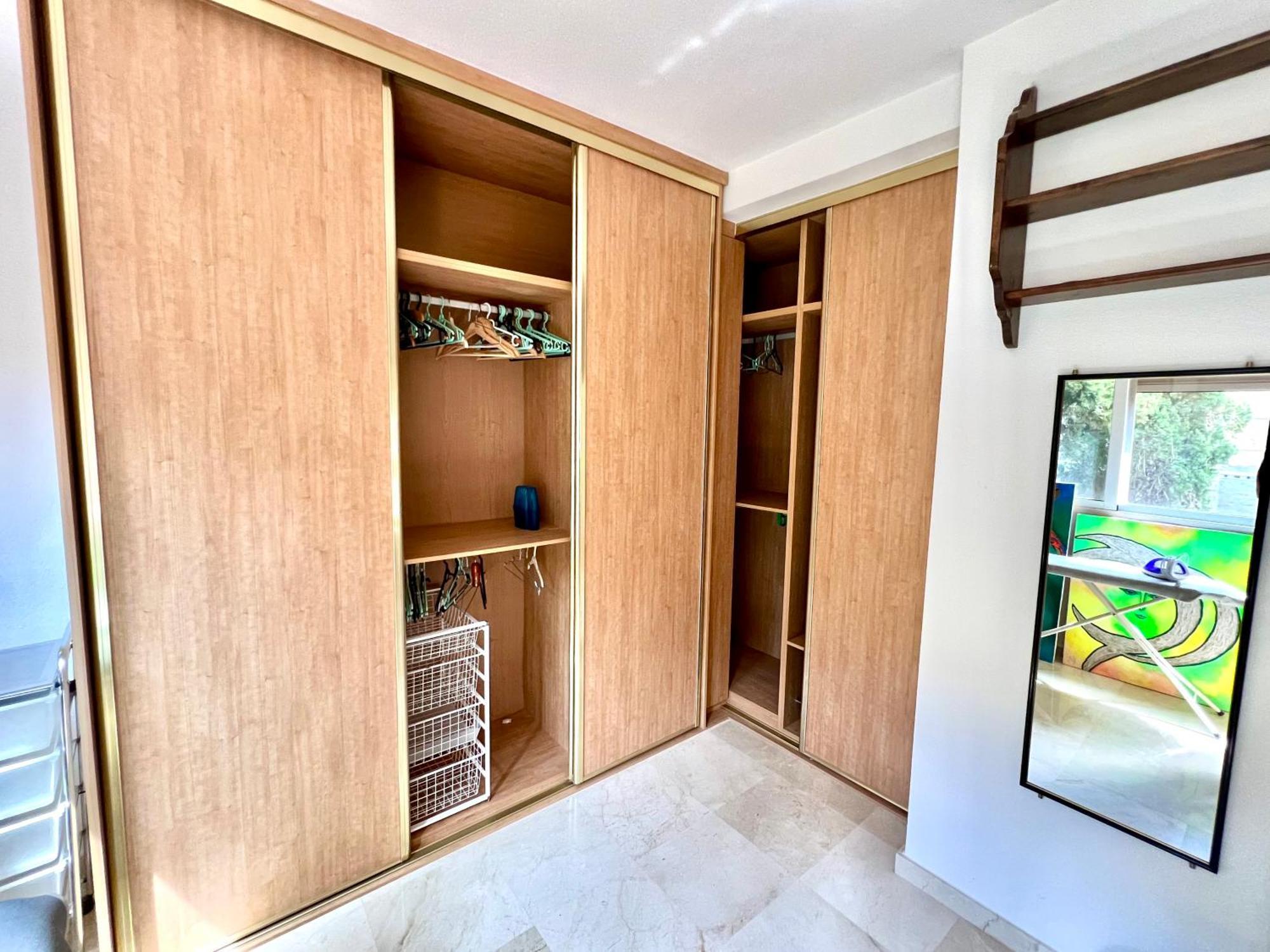 Сasa de vacaciones Beachside 4-bedroom With Pool Alicante