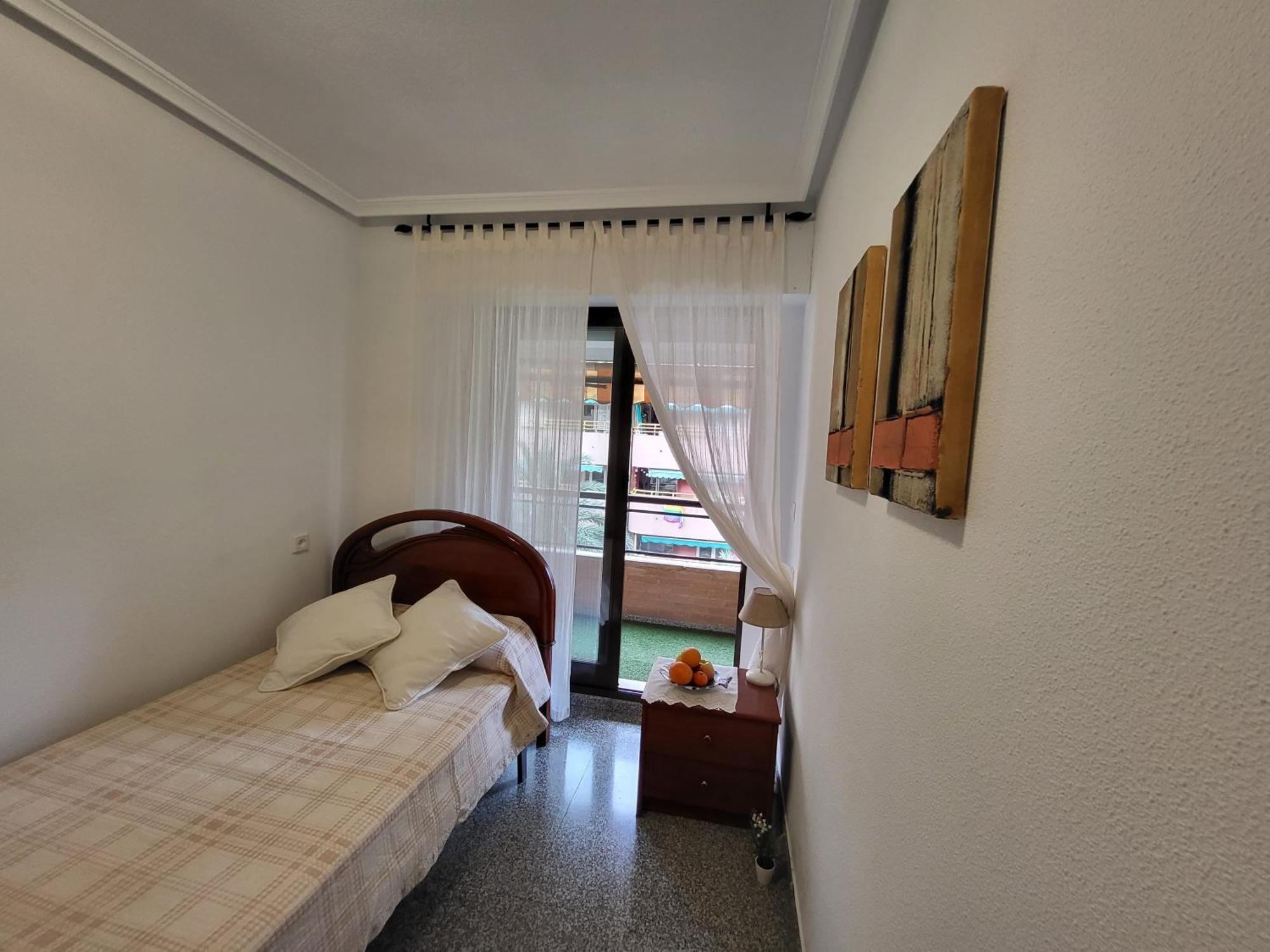 Homestay Amistosa, Habitacion Con Balcon, Alicante, Playa, Centro, Rambla, Mercado *