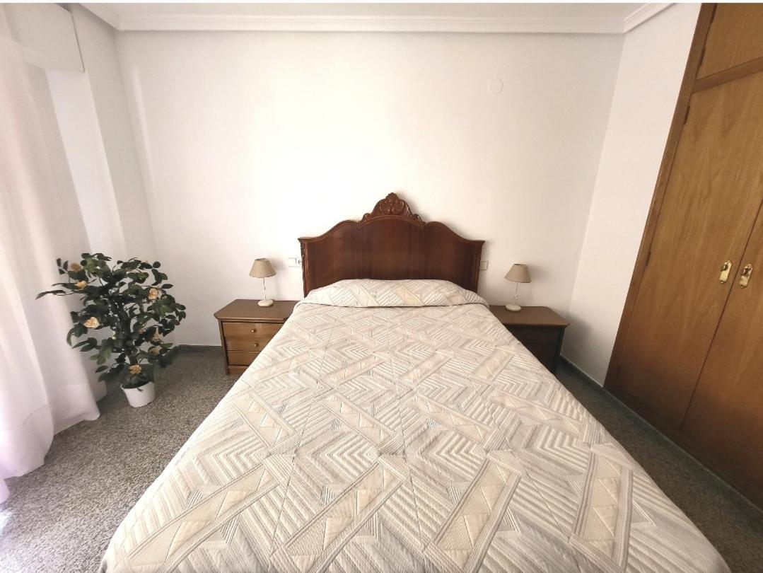 Homestay Amistosa, Habitacion Con Balcon, Alicante, Playa, Centro, Rambla, Mercado *