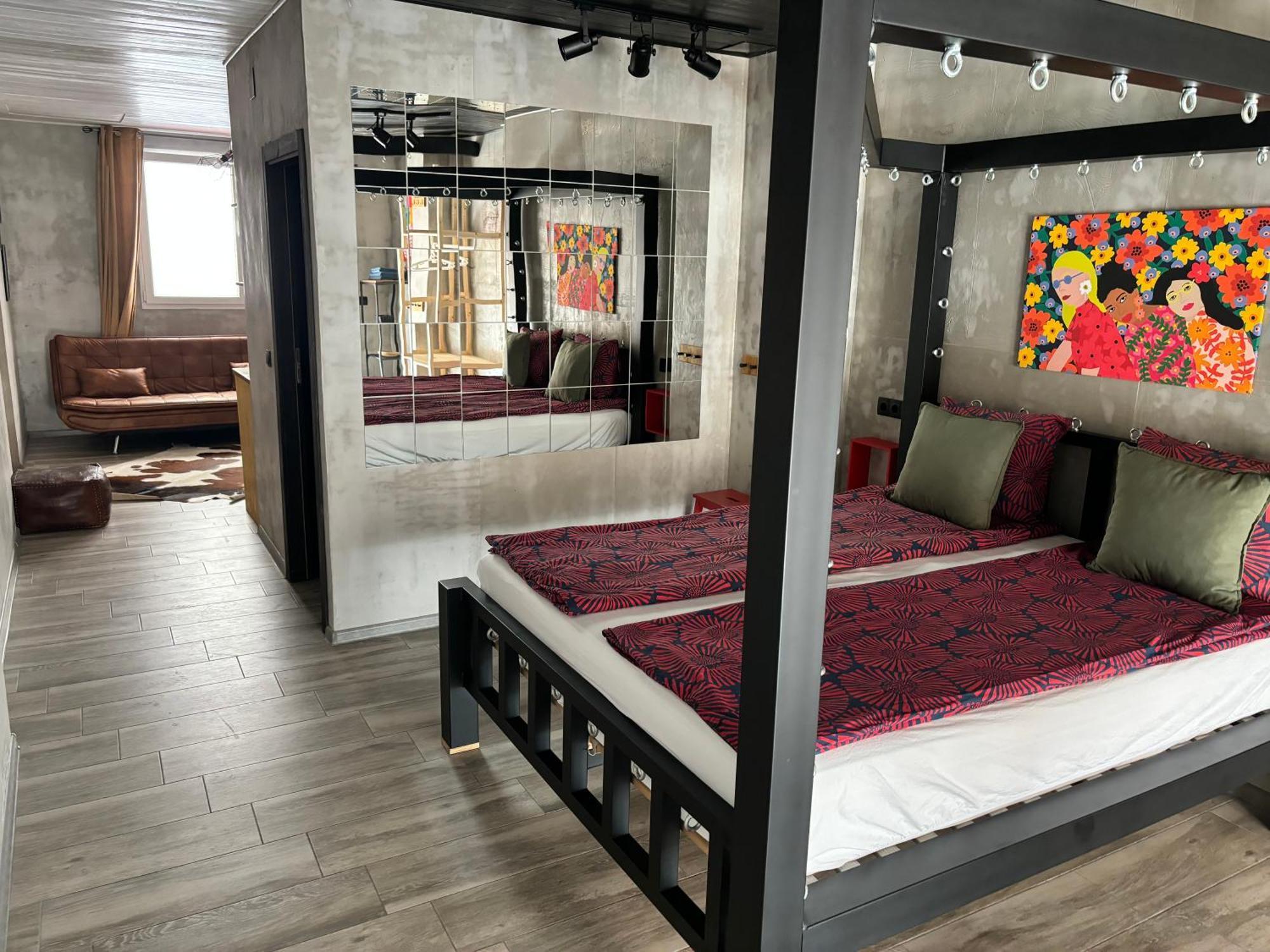 Huoneisto Insomnia With Private Patio *