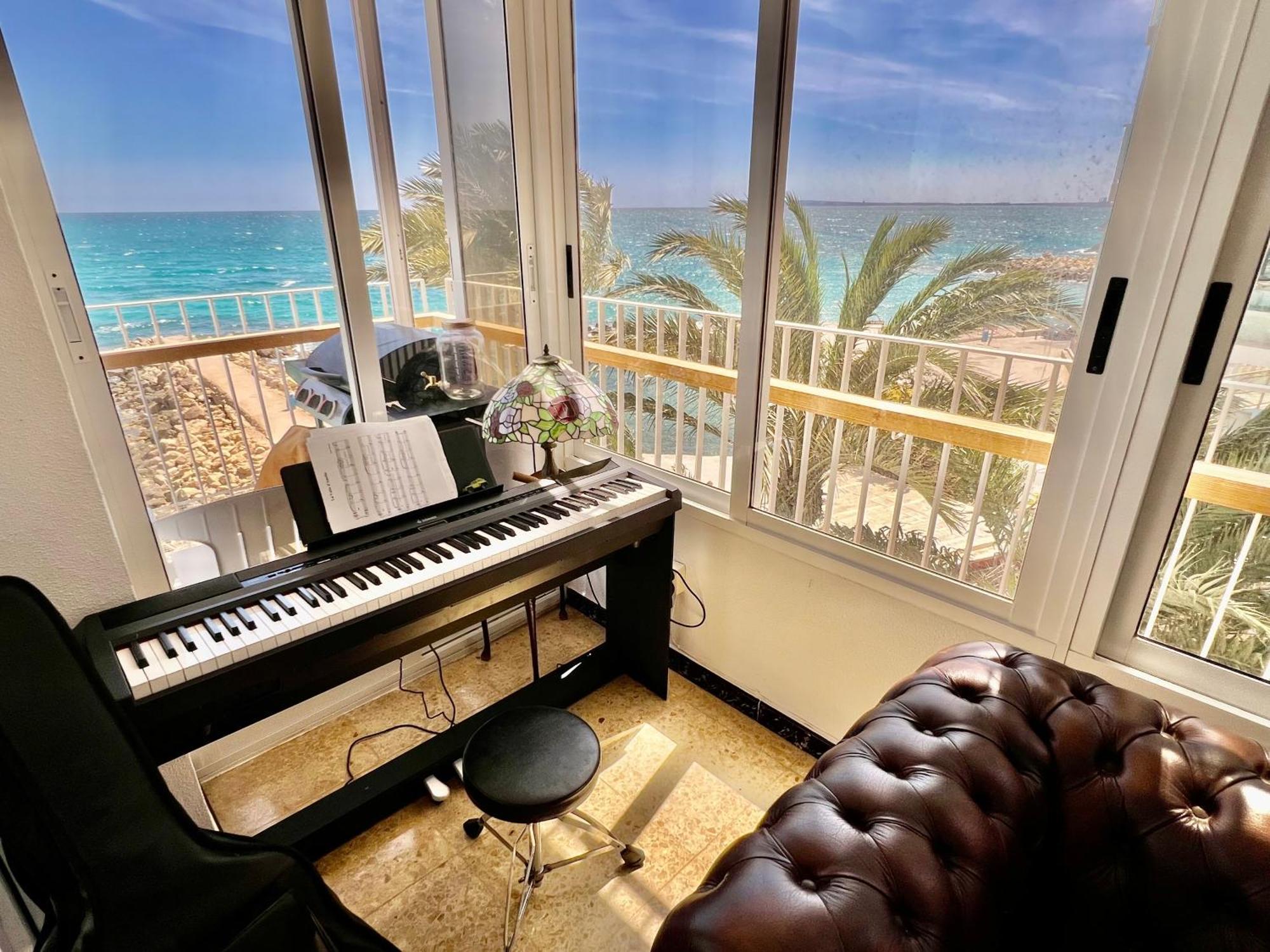 3br - Beachfront Balcony Haven Apartment *