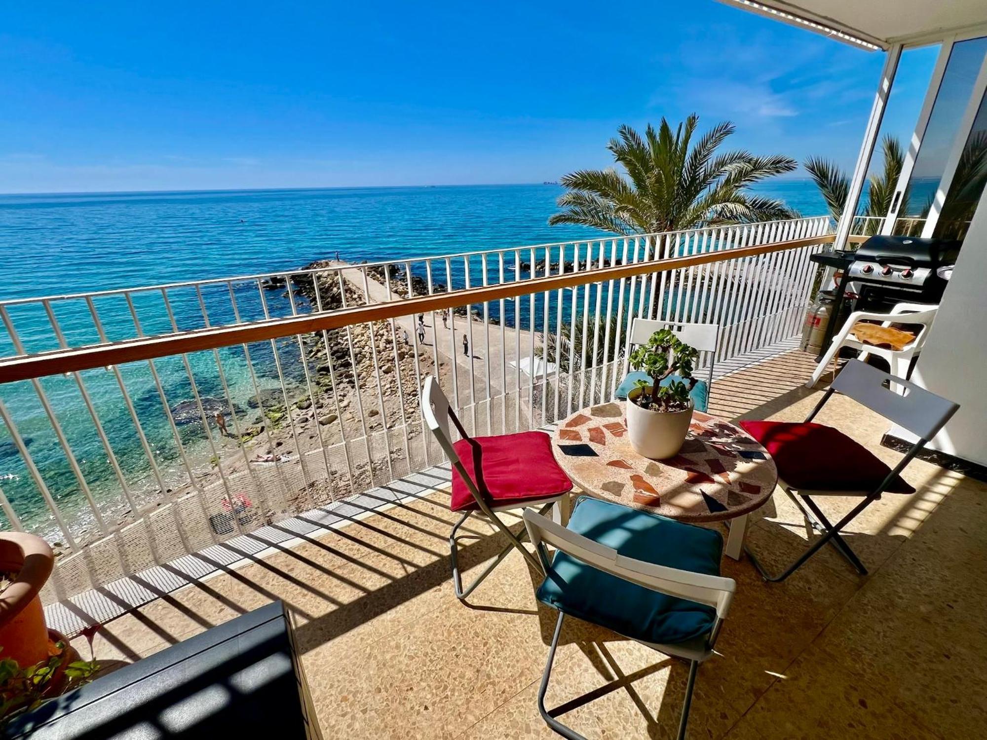 Apartment 3br - Beachfront Balcony Haven *