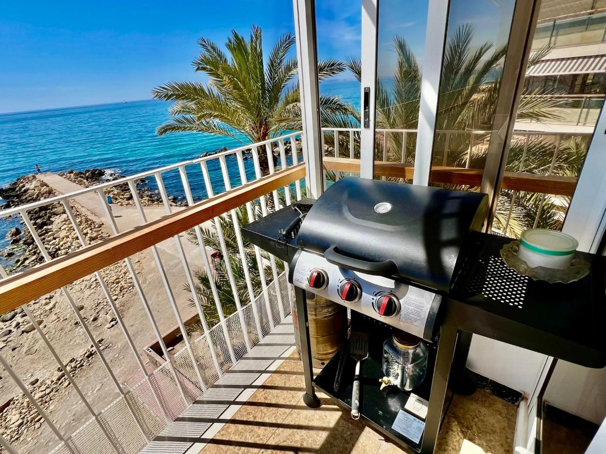 Apartment 3br - Beachfront Balcony Haven *