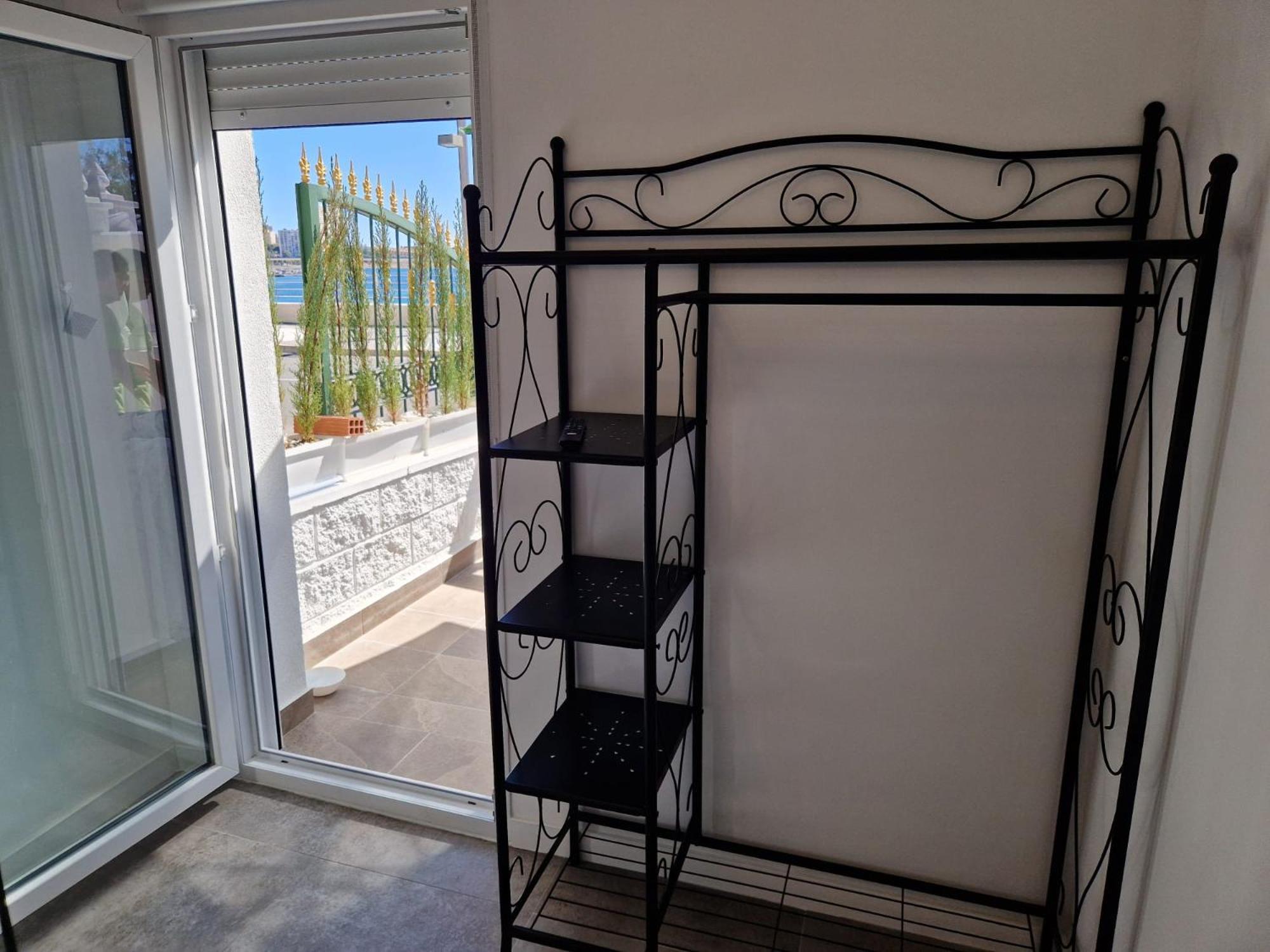 House Totally Refurbished In 2024, Terrace In Front Of The Sea, 1 Min Walk To The Beach, Aircon, Wifi Alicante
