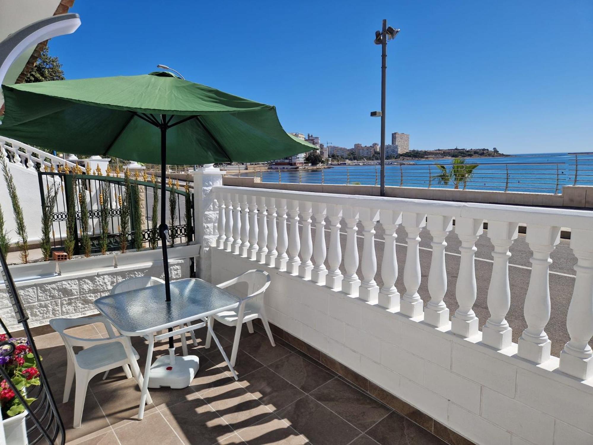 House Totally Refurbished In 2024, Terrace In Front Of The Sea, 1 Min Walk To The Beach, Aircon, Wifi Holiday home Alicante