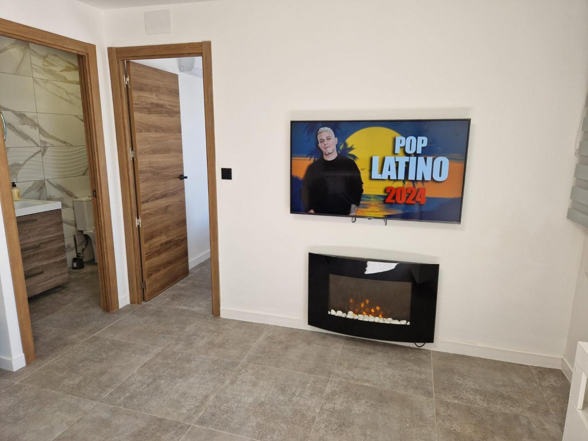 House Totally Refurbished In 2024, Terrace In Front Of The Sea, 1 Min Walk To The Beach, Aircon, Wifi Alicante