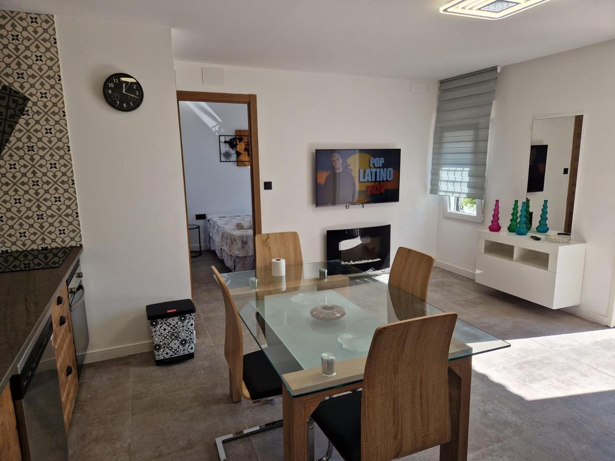 House Totally Refurbished In 2024, Terrace In Front Of The Sea, 1 Min Walk To The Beach, Aircon, Wifi Alicante