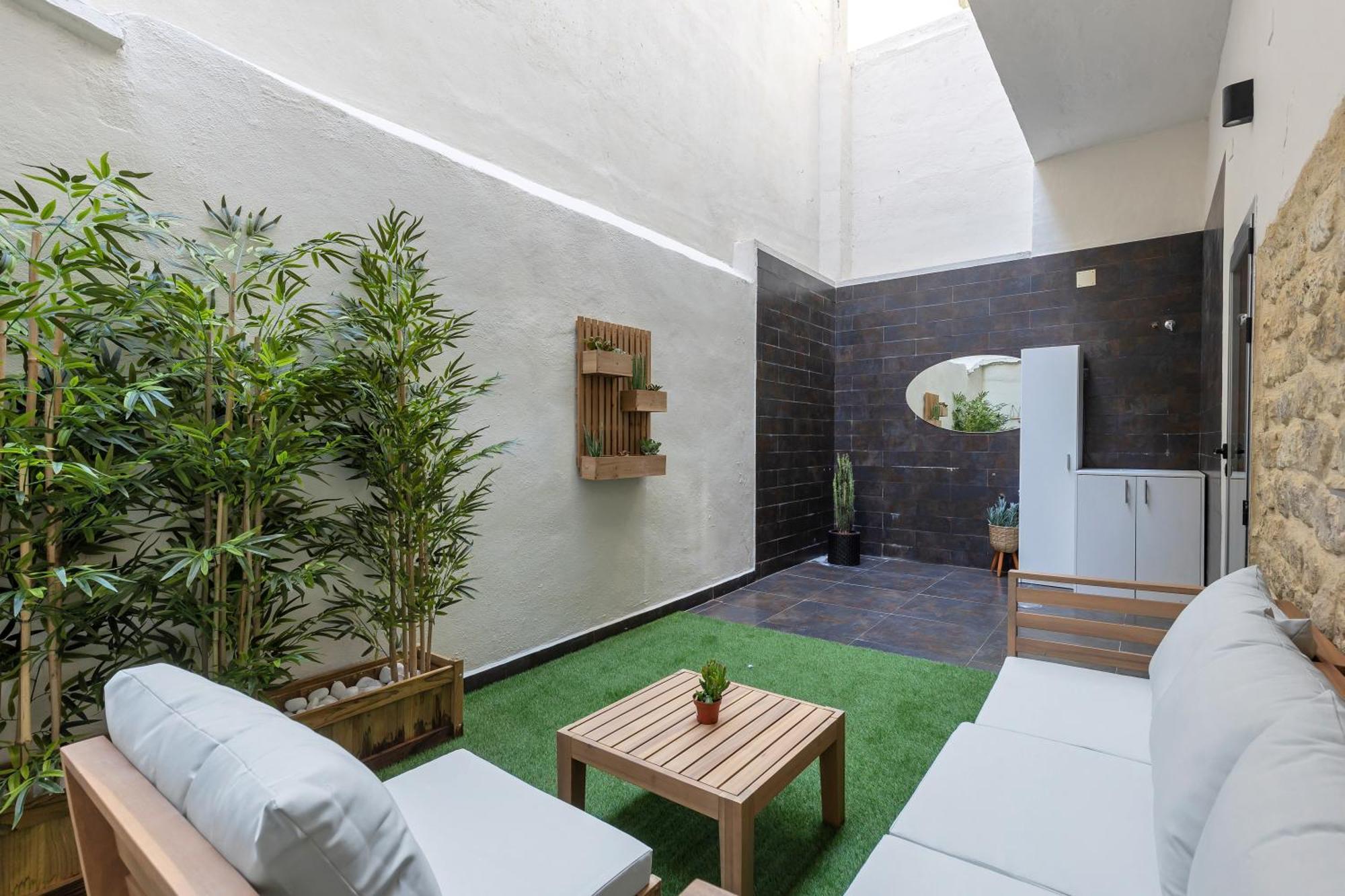 Modern With Patio In Alicante