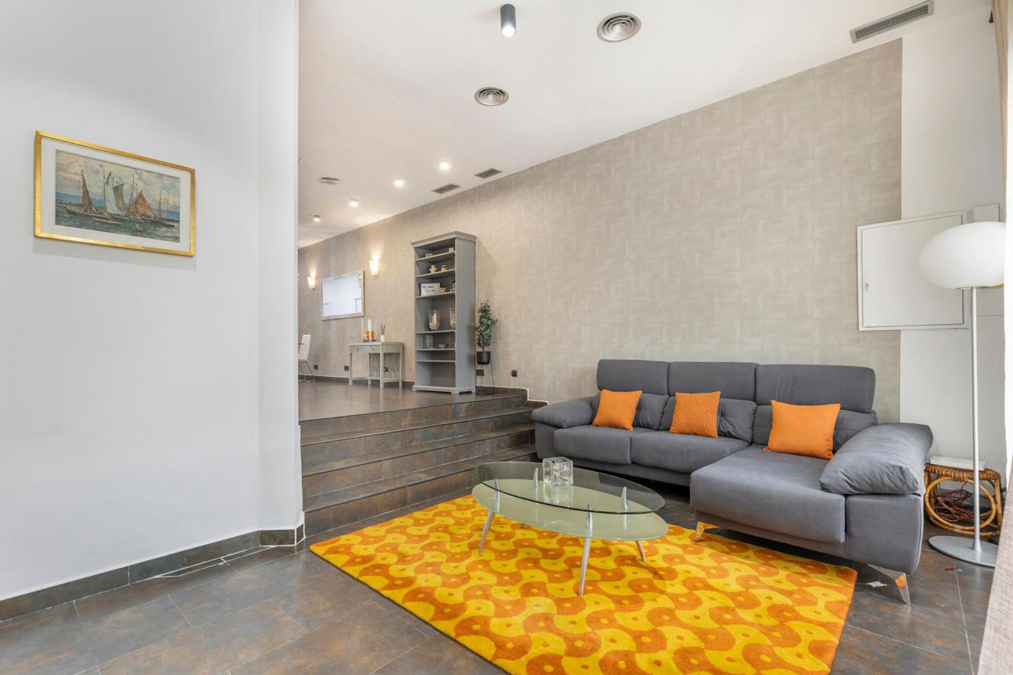 Modern With Patio In Apartment Alicante