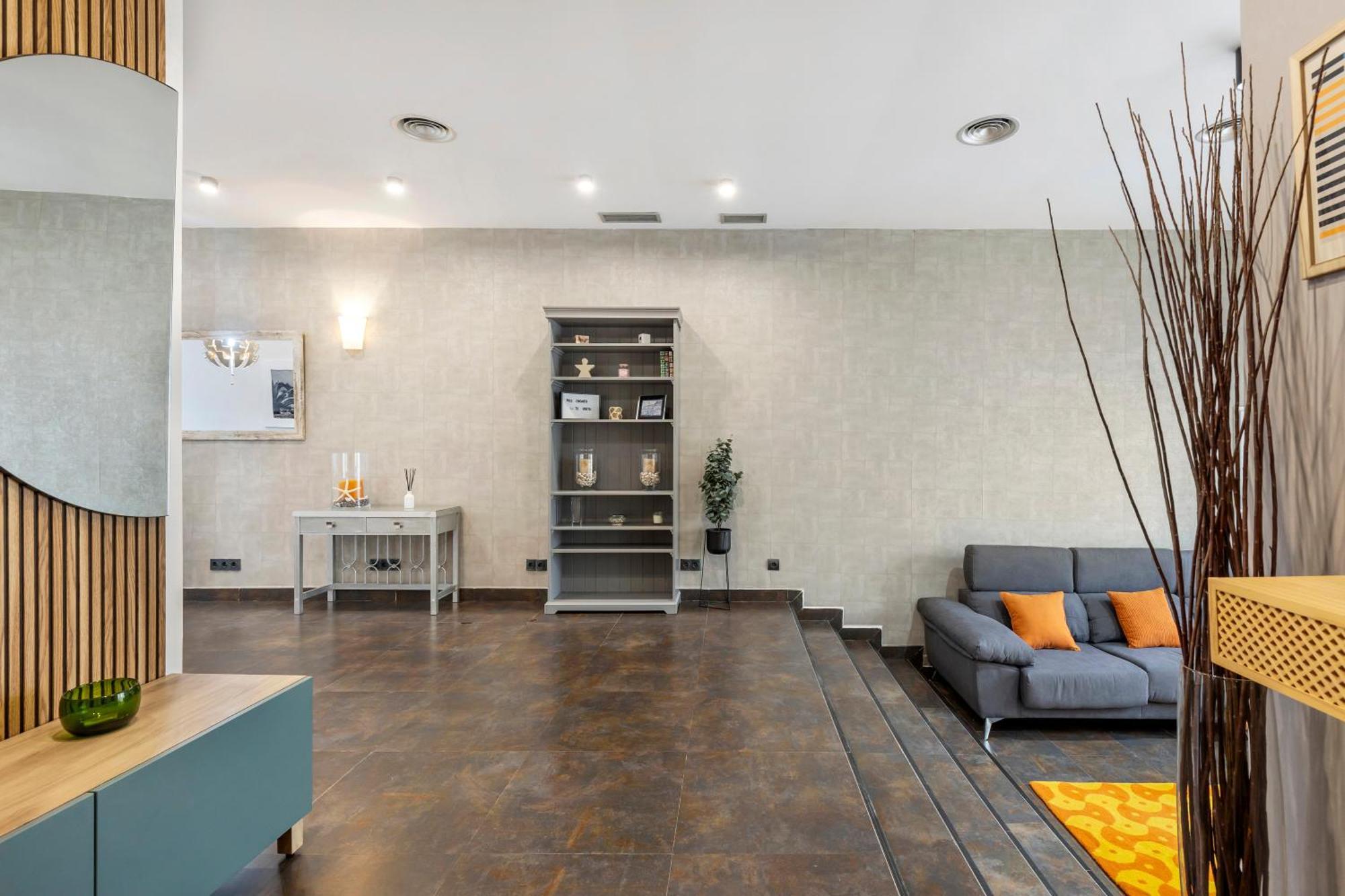 Modern With Patio In Apartment Alicante