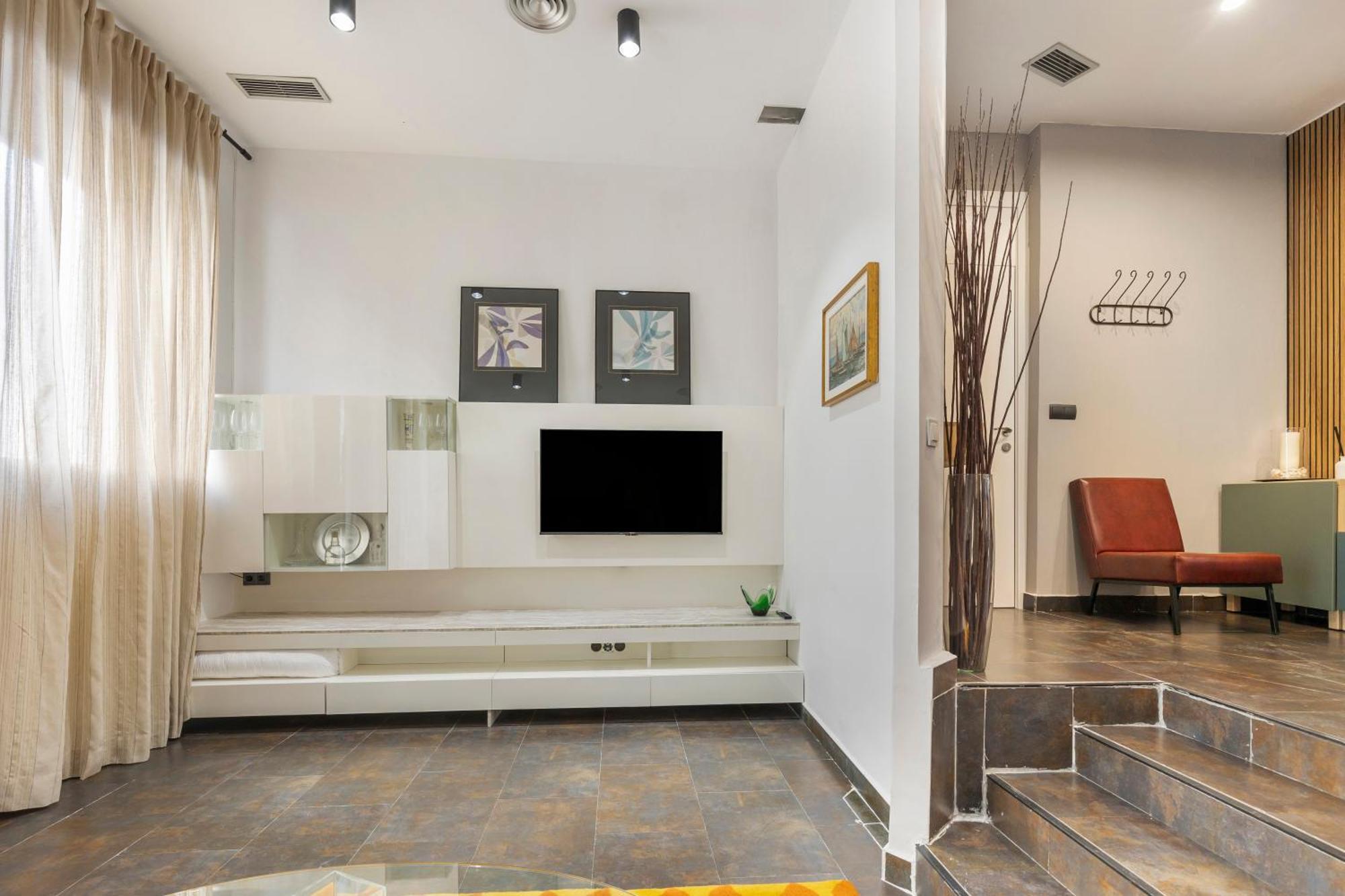 Apartment Modern With Patio In