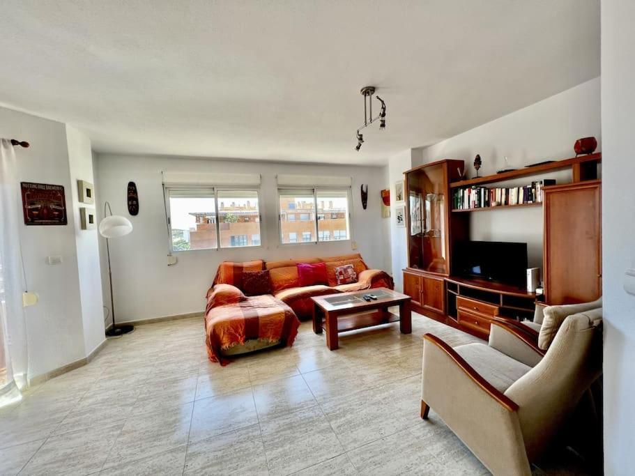 Spacious Near Plaza America