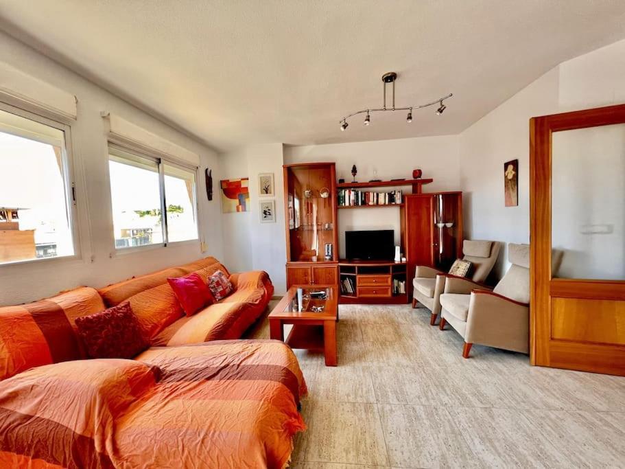 Spacious Near Plaza America