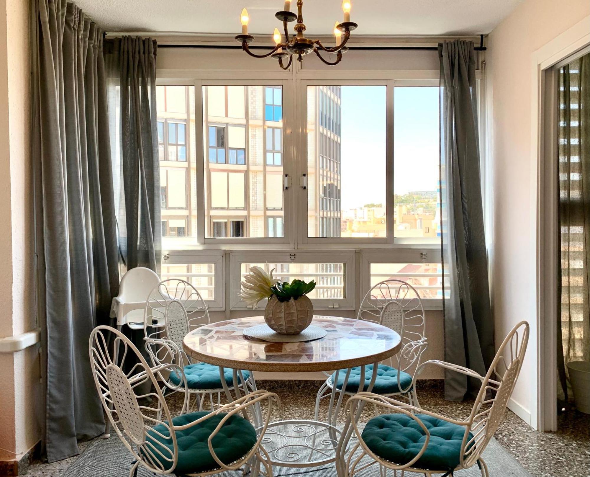 Centrally-located, Spacious Flat At Historic Centre & Short Walk To Appartement
