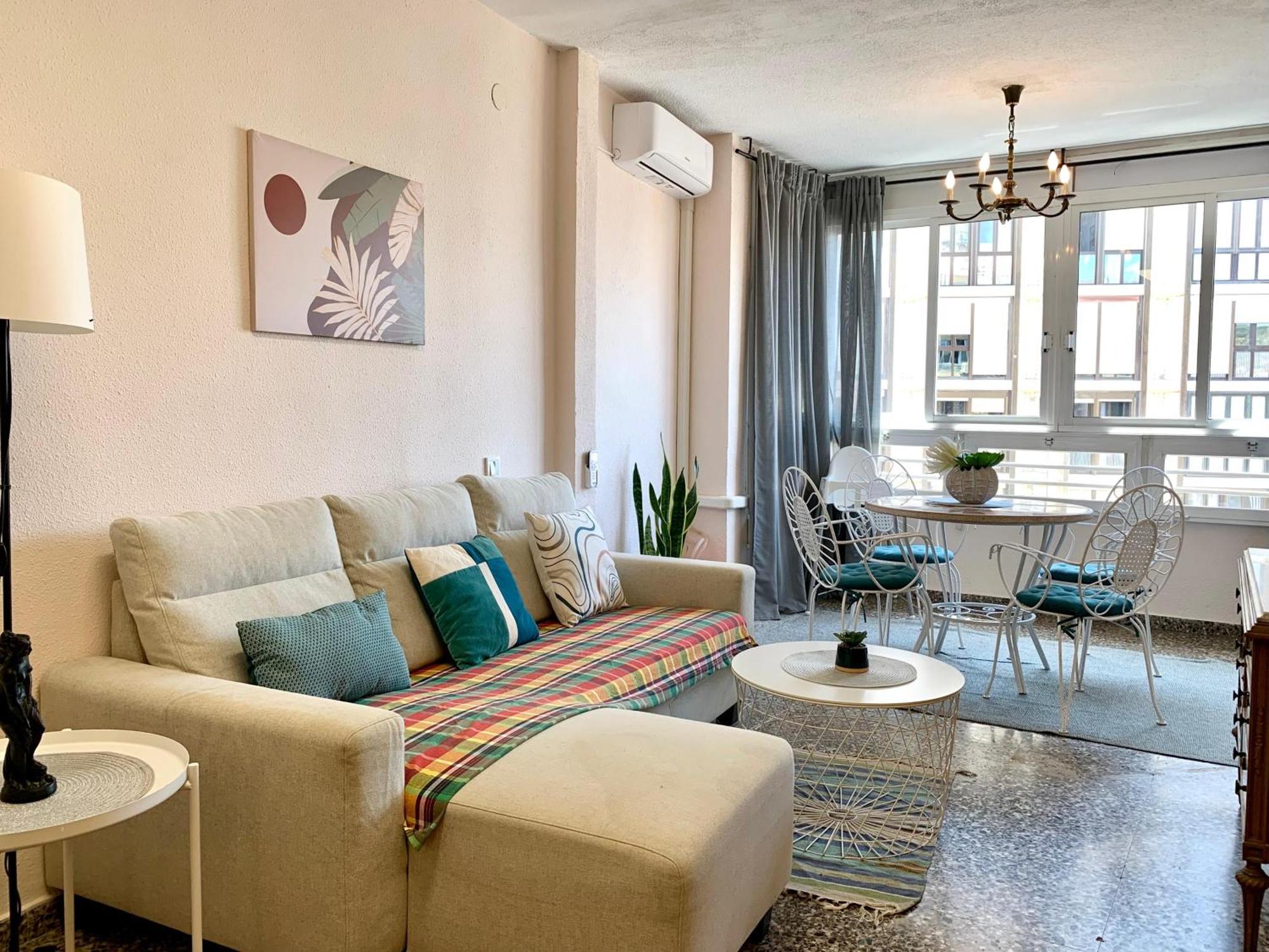 Centrally-located, Spacious Flat At Historic Centre & Short Walk To