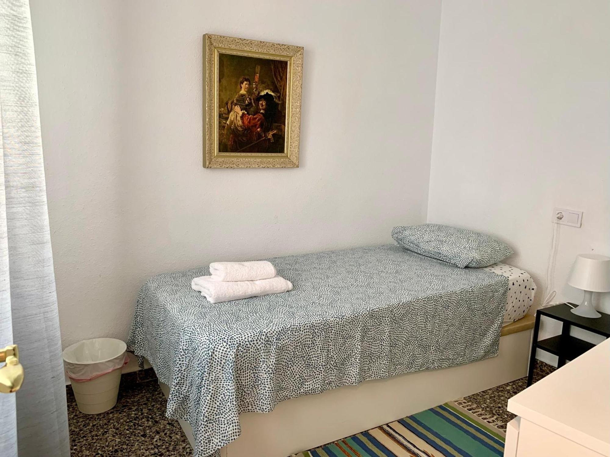 Centrally-located, Spacious Flat At Historic Centre & Short Walk To Appartement