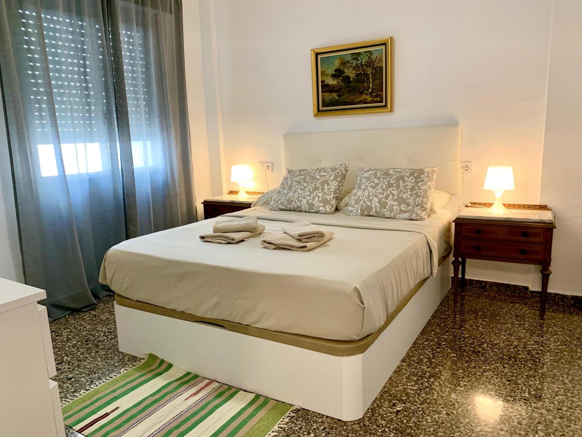 Centrally-located, Spacious Flat At Historic Centre & Short Walk To Apartamento