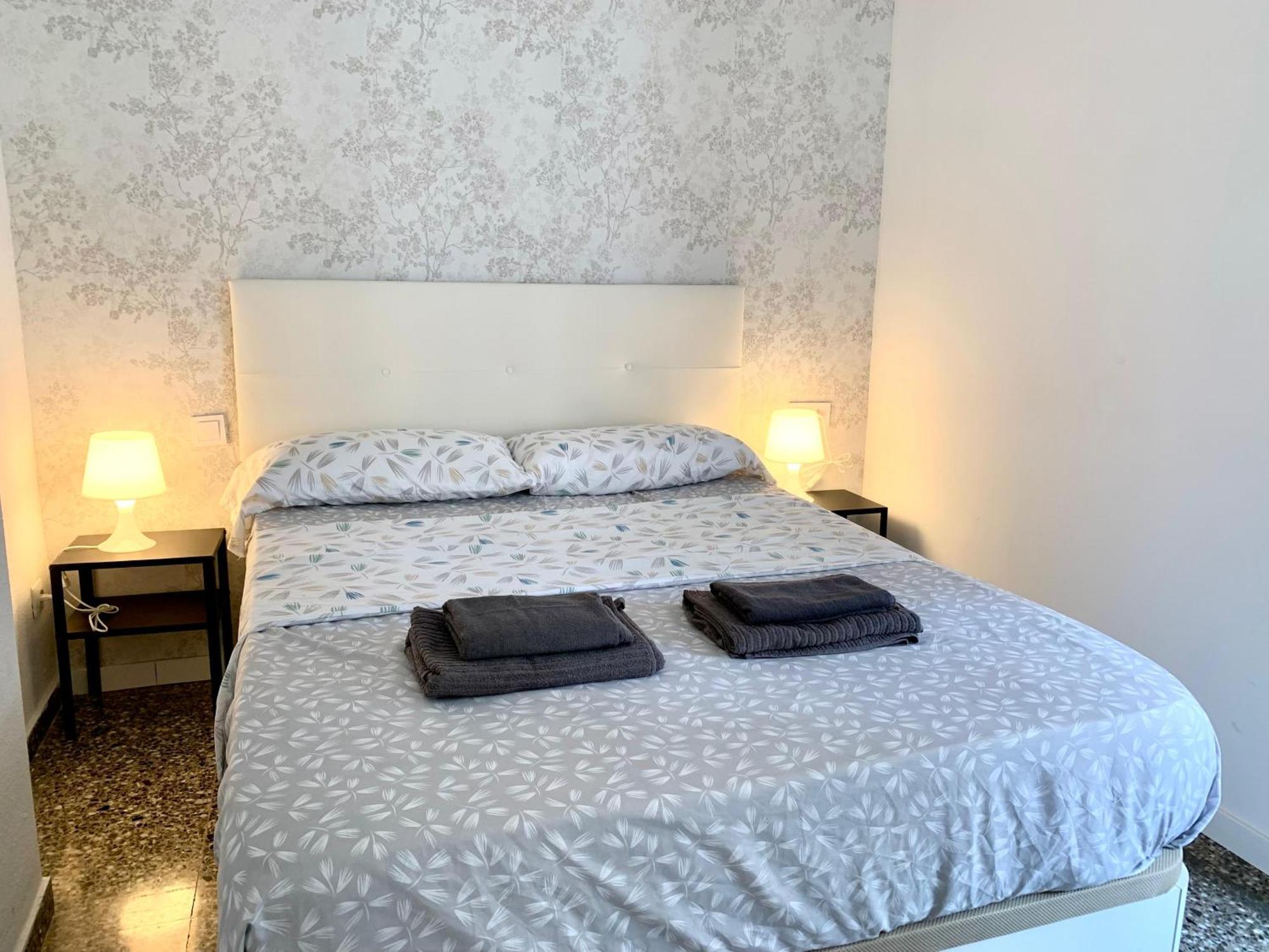 Apartamento Centrally-located, Spacious Flat At Historic Centre & Short Walk To Alicante