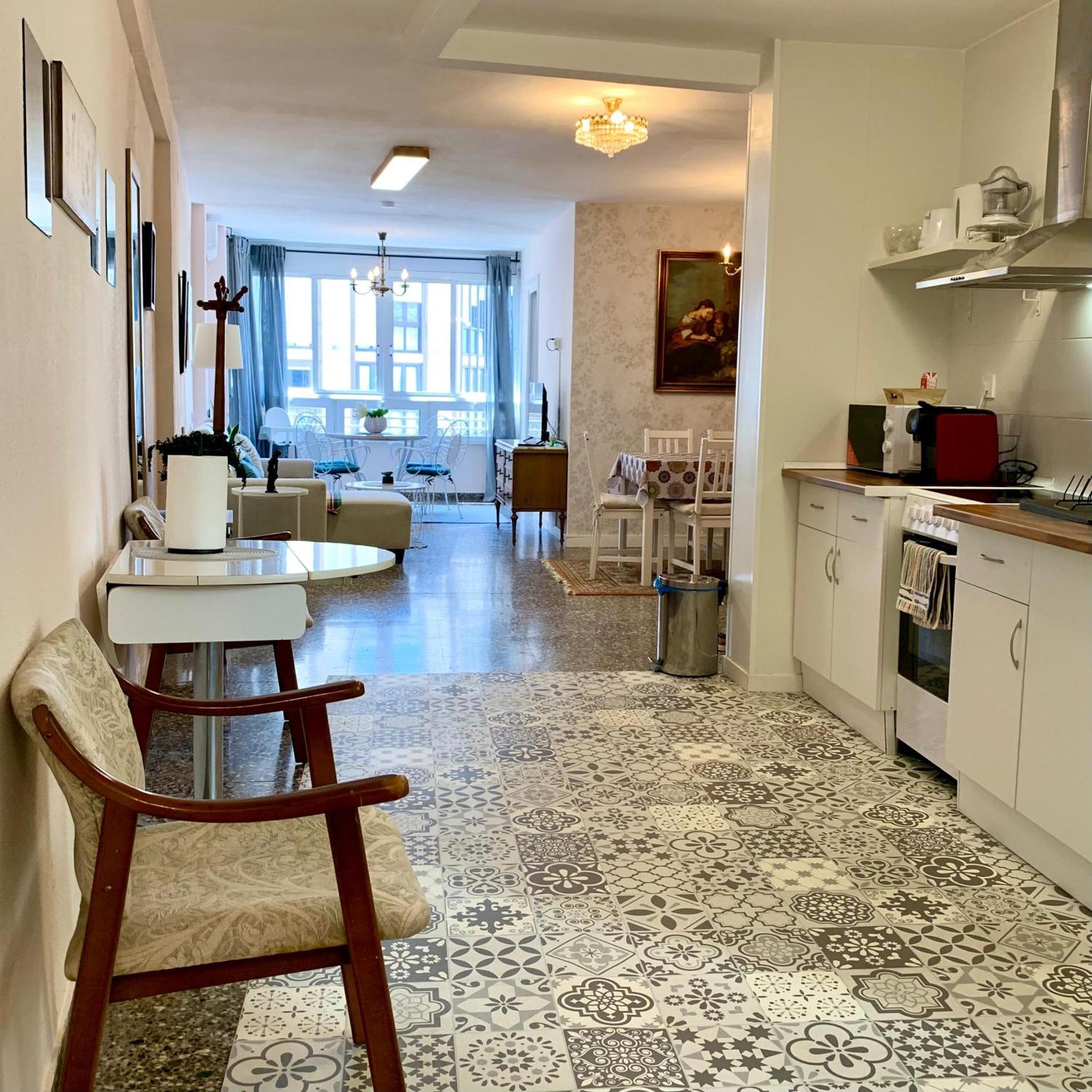 Centrally-located, Spacious Flat At Historic Centre & Short Walk To *
