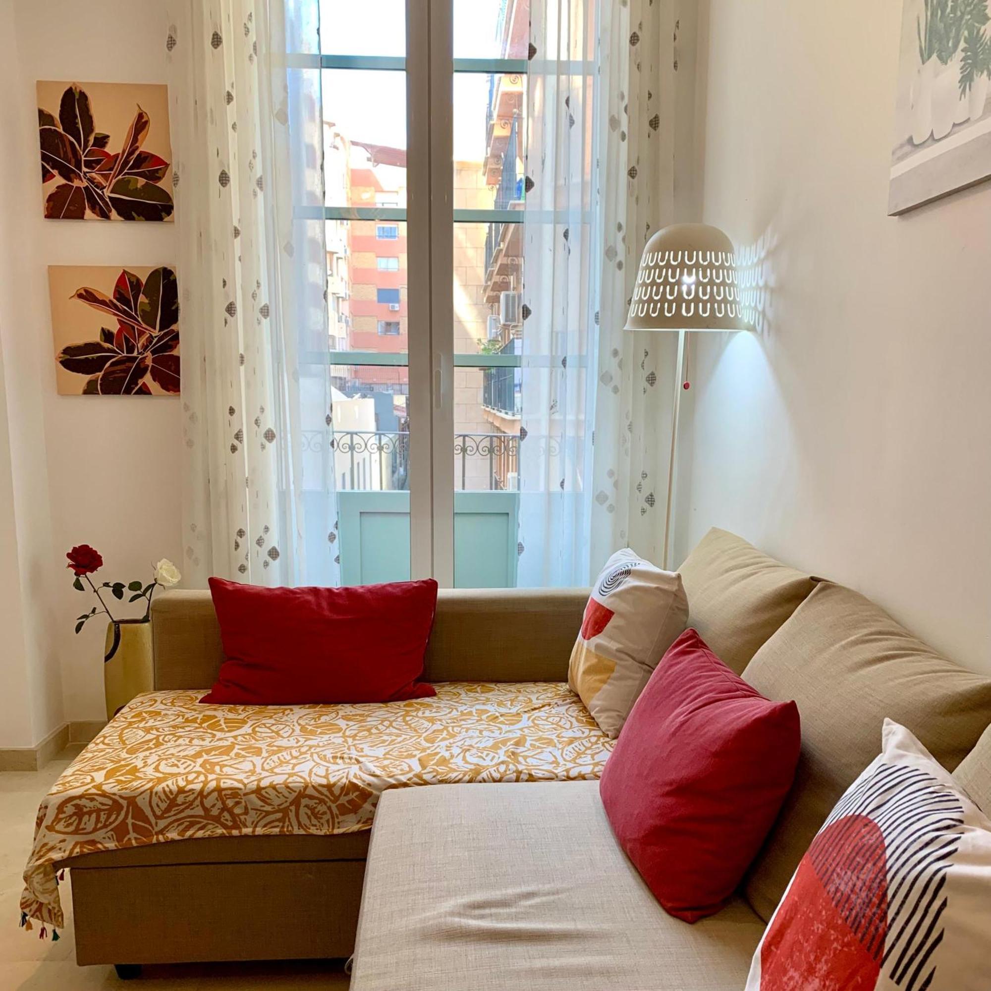 Charming Flat At Historic Centre & Short Walk To *