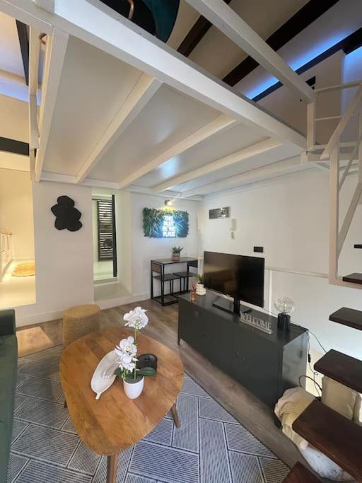 Stylish City-center 2 Bdrms Apartment *