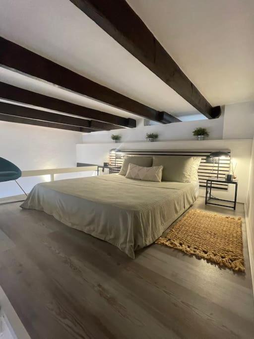 Stylish City-center 2 Bdrms Apartment *