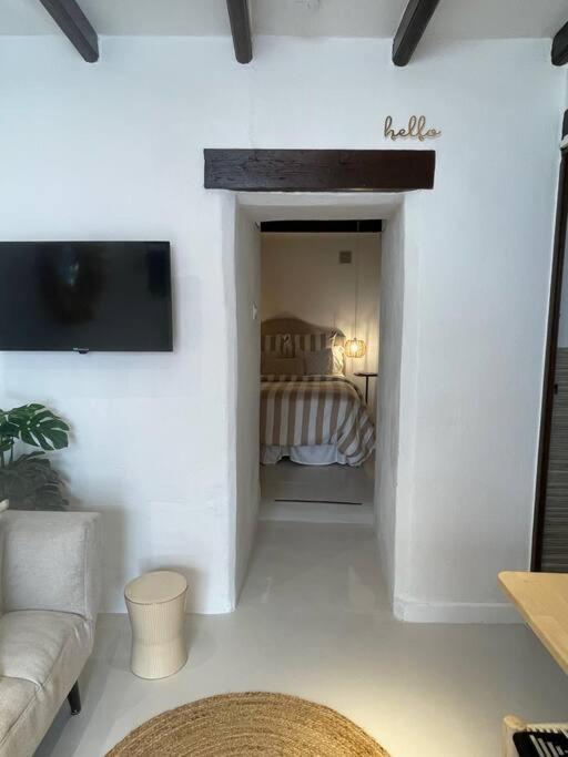 Cozy 1-bdrm In Center Apartment *