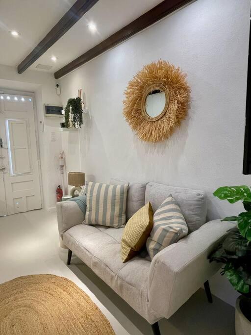 Cozy 1-bdrm In Center Apartment *