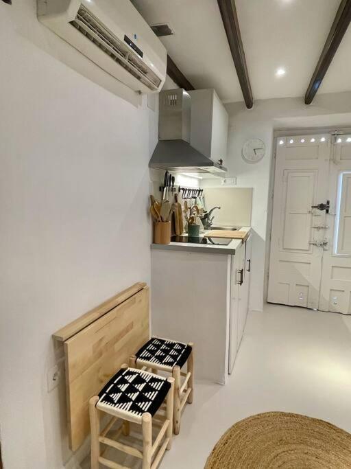 Cozy 1-bdrm In Center Apartment *