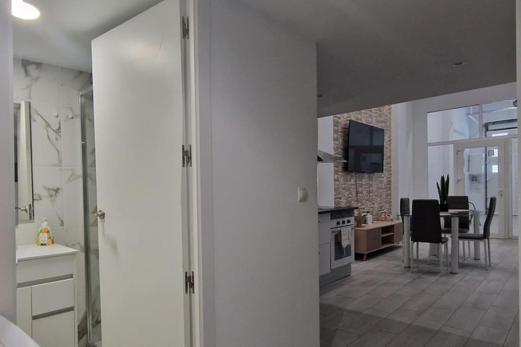 Modern, Urban, Plaza Toros 10 Mns Apartment