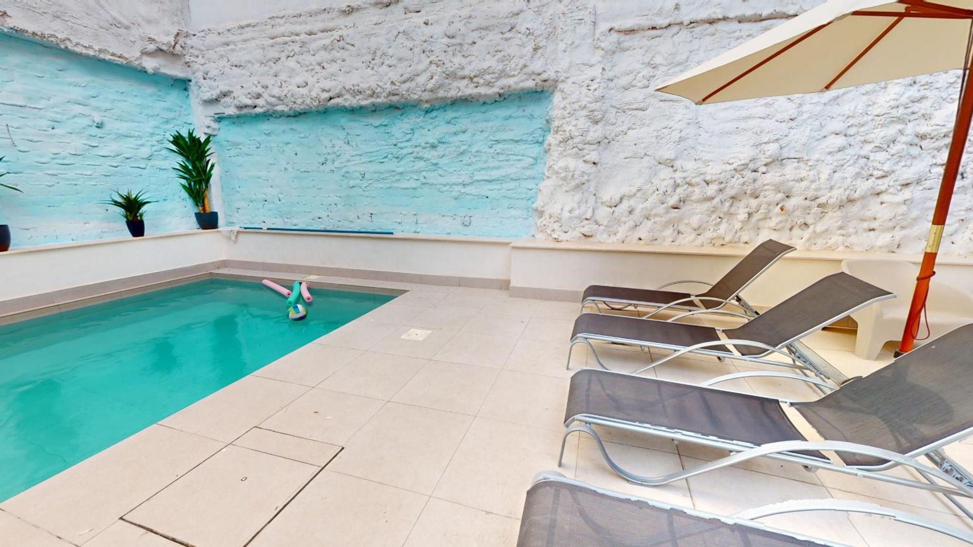 Colorful Penthouse Center 5a *