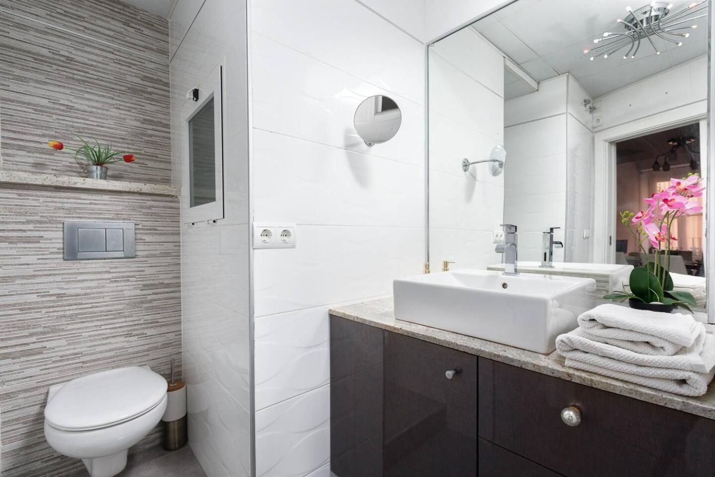 Modern And Big Flat In Apartment *