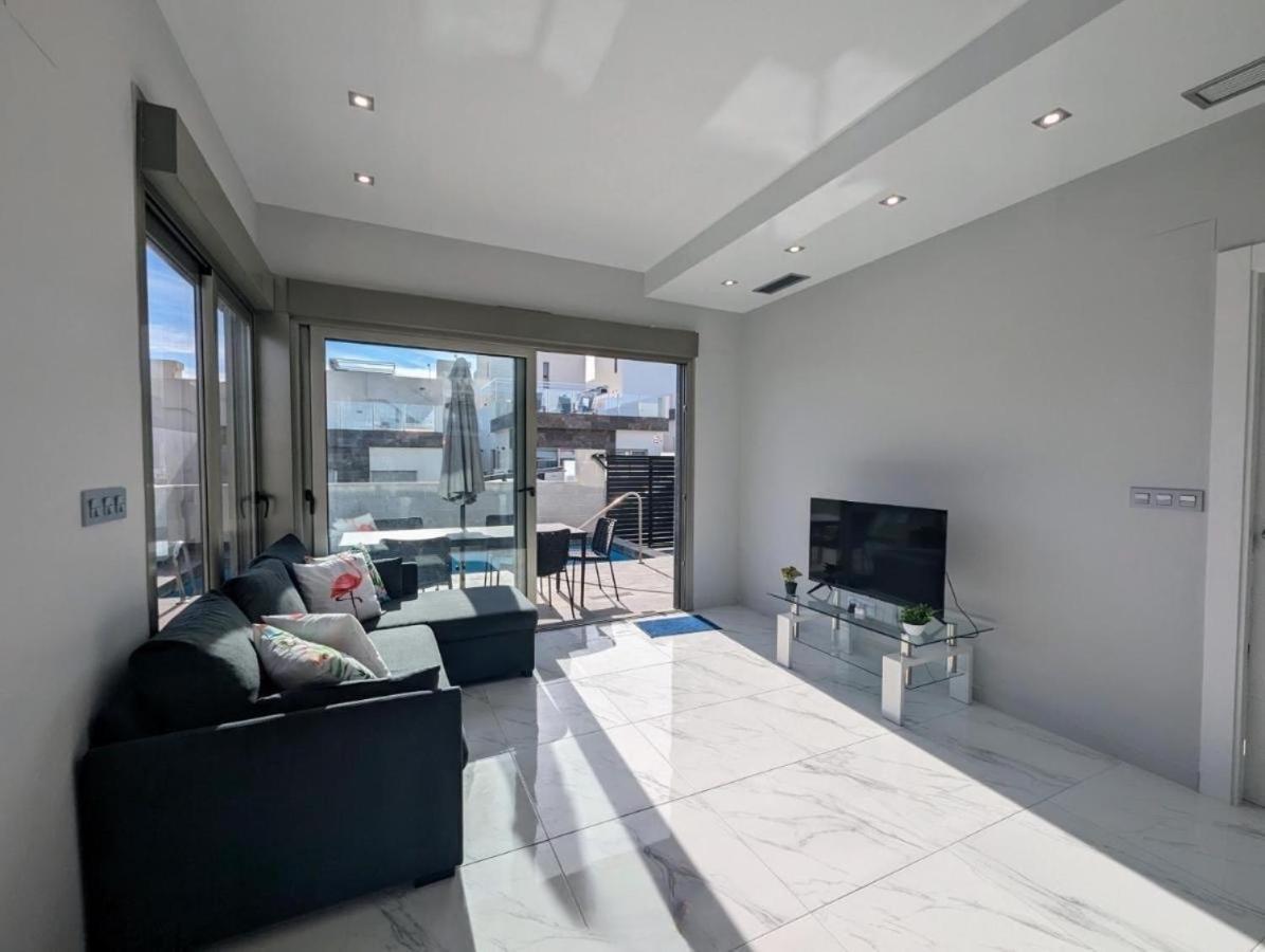 Fee4me Villa, Pool, Roofterrace & Relax Alicante