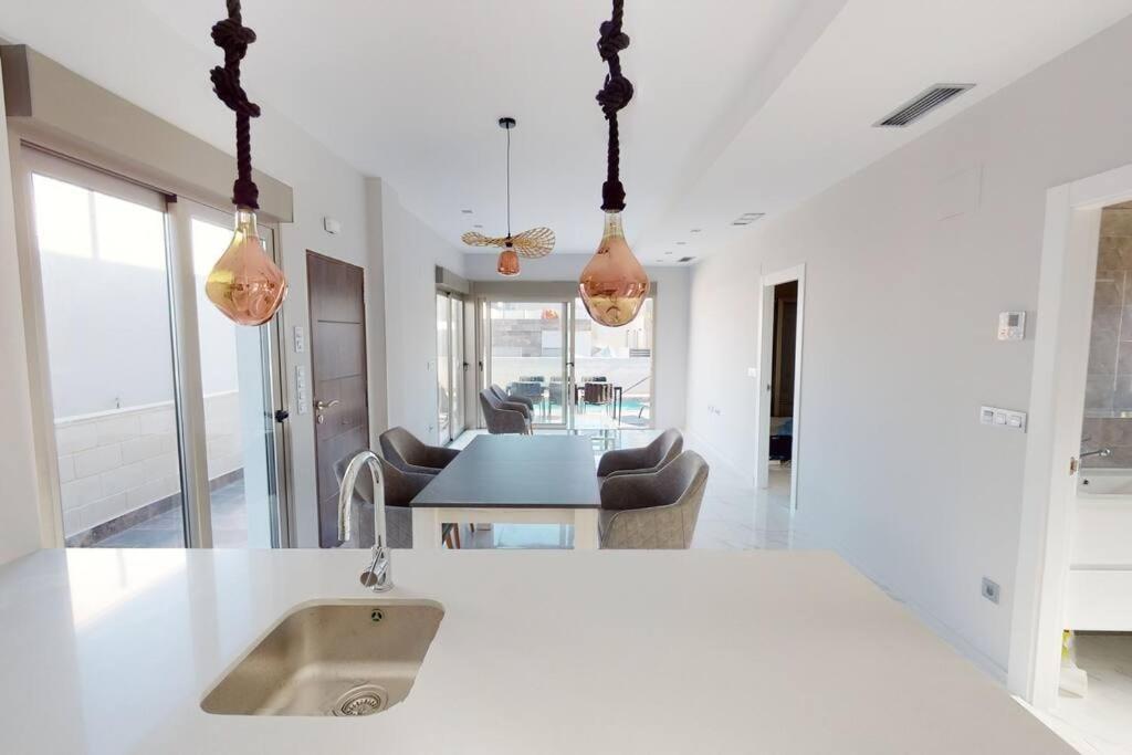 Fee4me Villa, Pool, Roofterrace & Relax * Alicante