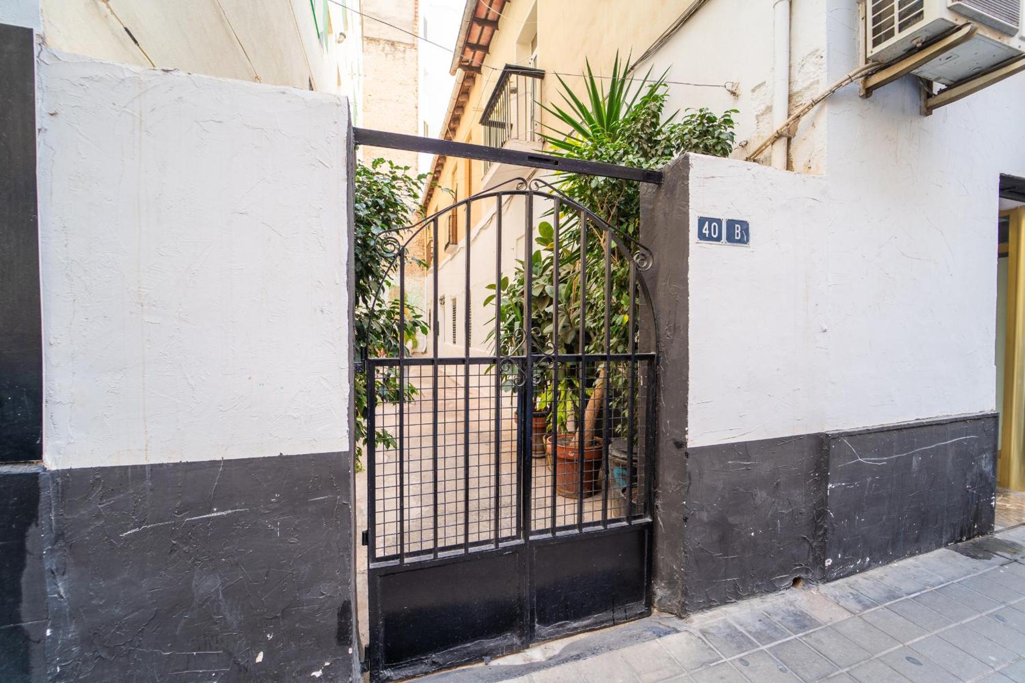 Urban Retreat Spacious Comfort Near Apartment *