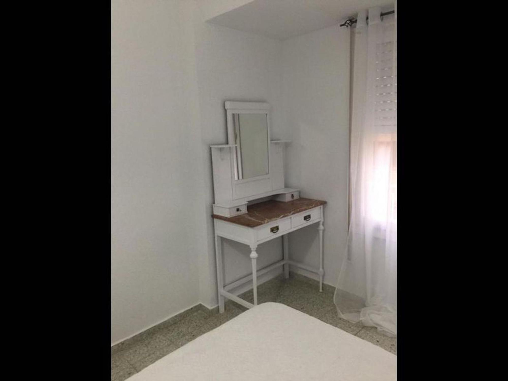 Apartment 15 Minutes Walk To The Centre And 3 Bedroom Deluxe -esp1yr