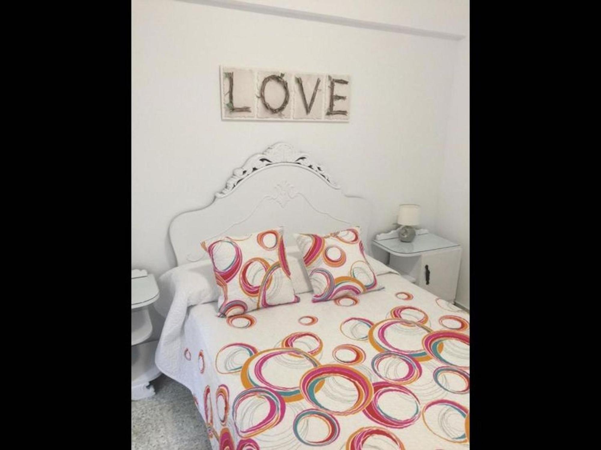 Apartment 15 Minutes Walk To The Centre And 3 Bedroom Deluxe -esp1yr
