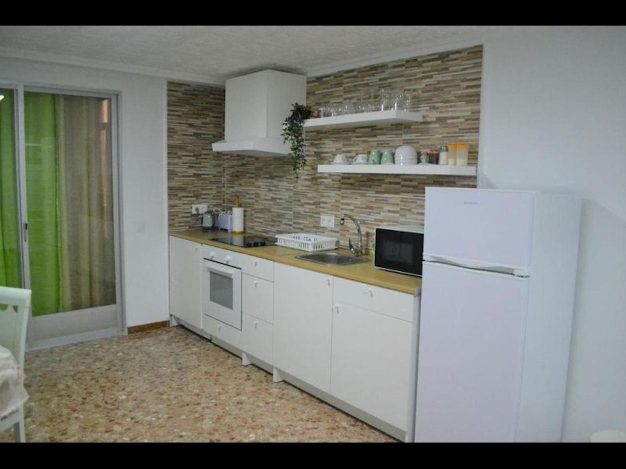 1 Bedroom With Gallery Balcony Free Netflix, Air Conditioning Apartment *